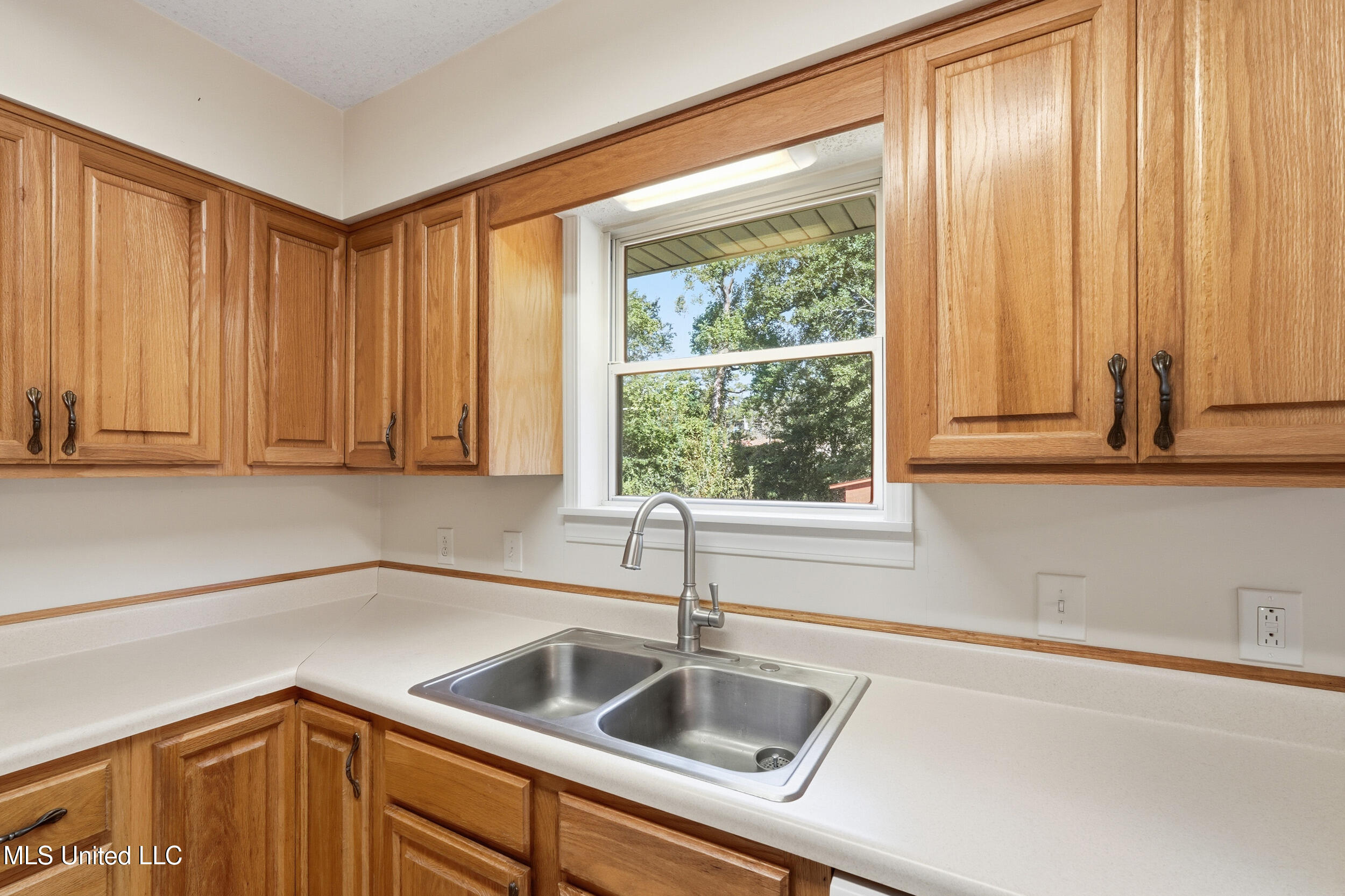 2138 Crestwood Drive Property Photo 11