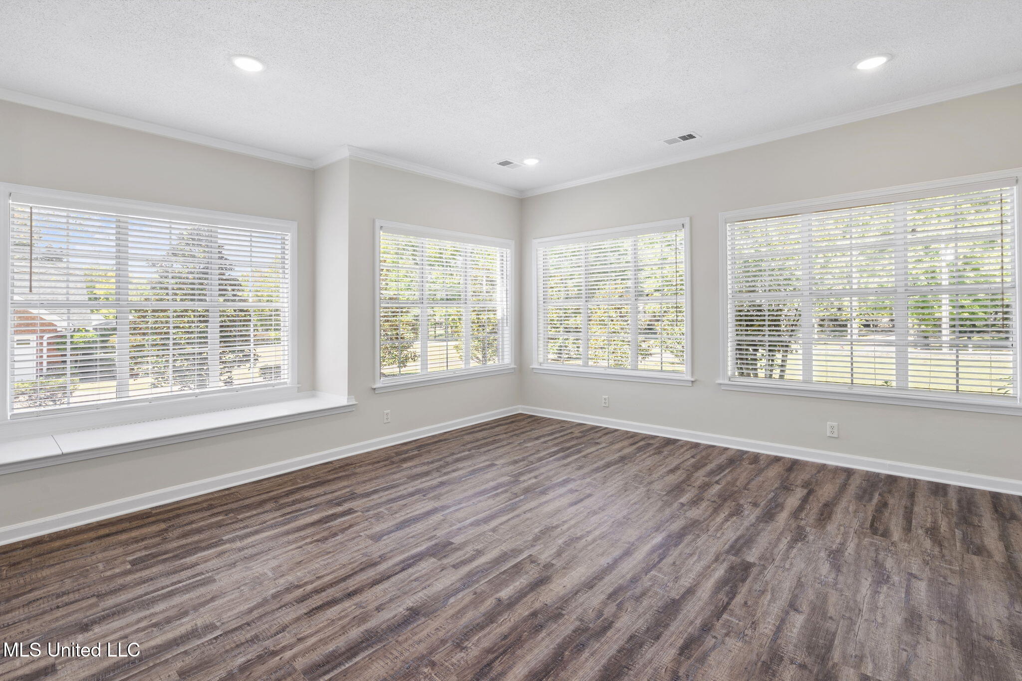 2095 Tall Tree Drive Property Photo 6