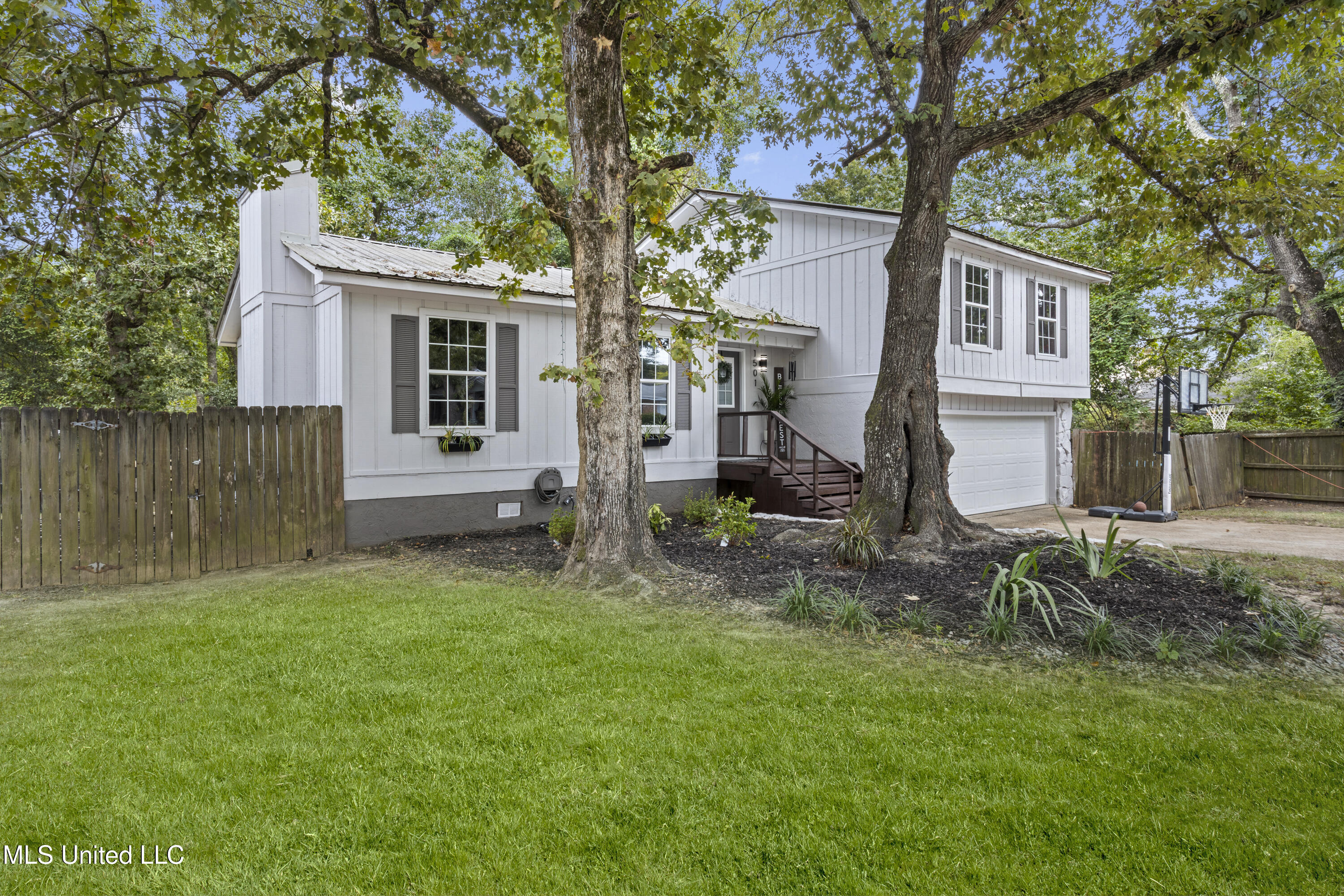 1501 Willowbend Drive Property Photo 2