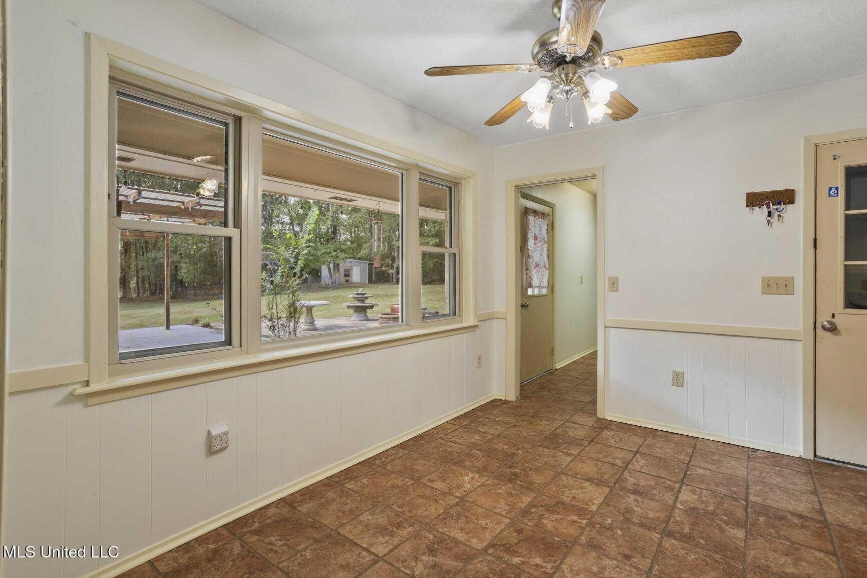 18899 Midway Road Property Photo 15