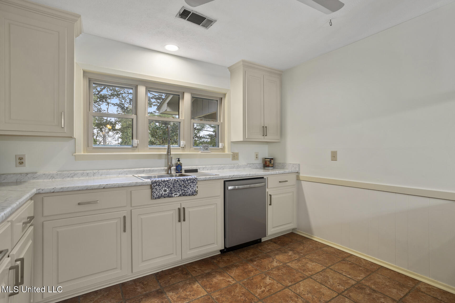 18899 Midway Road Property Photo 20