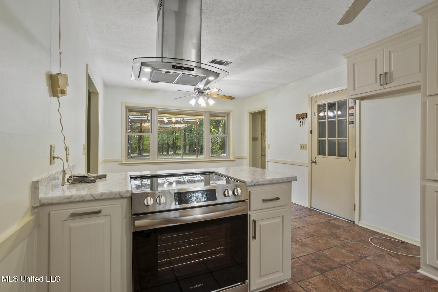 18899 Midway Road Property Photo 22