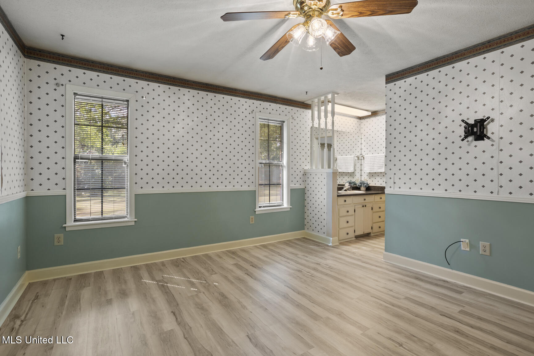 18899 Midway Road Property Photo 30