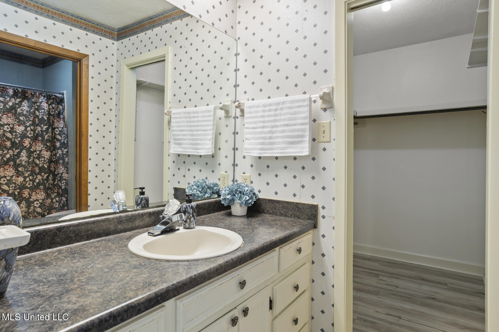 18899 Midway Road Property Photo 31