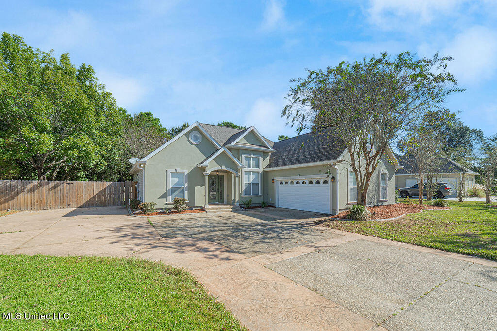 108 Oaks Boulevard Property Photo 2