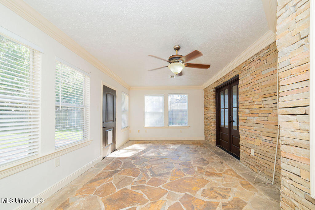 108 Oaks Boulevard Property Photo 15