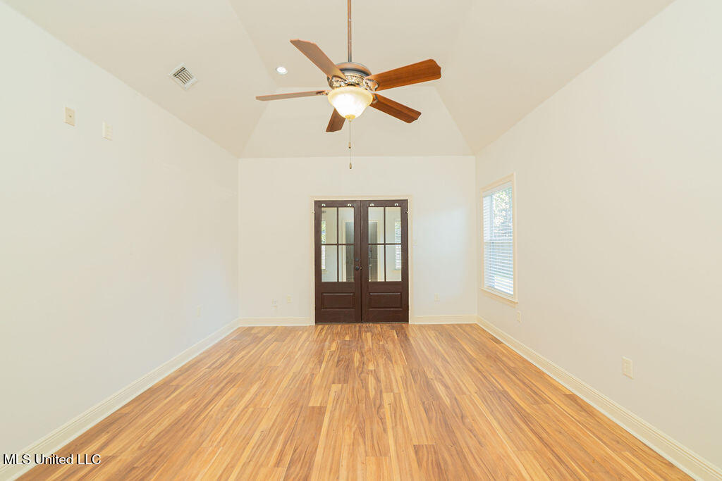 108 Oaks Boulevard Property Photo 17