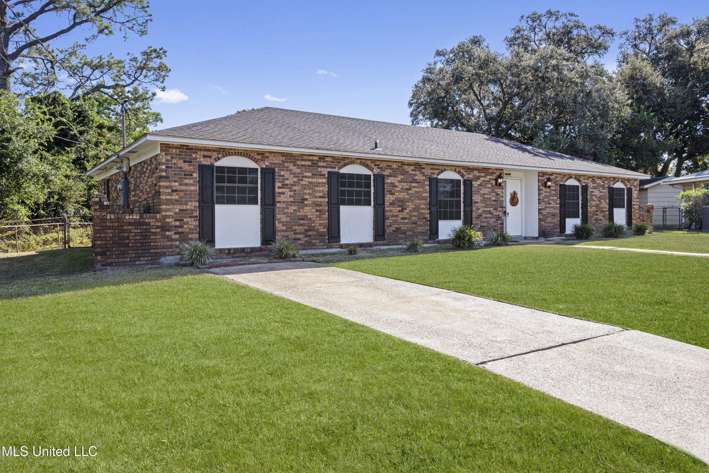 8 Lexington Place Property Photo 2