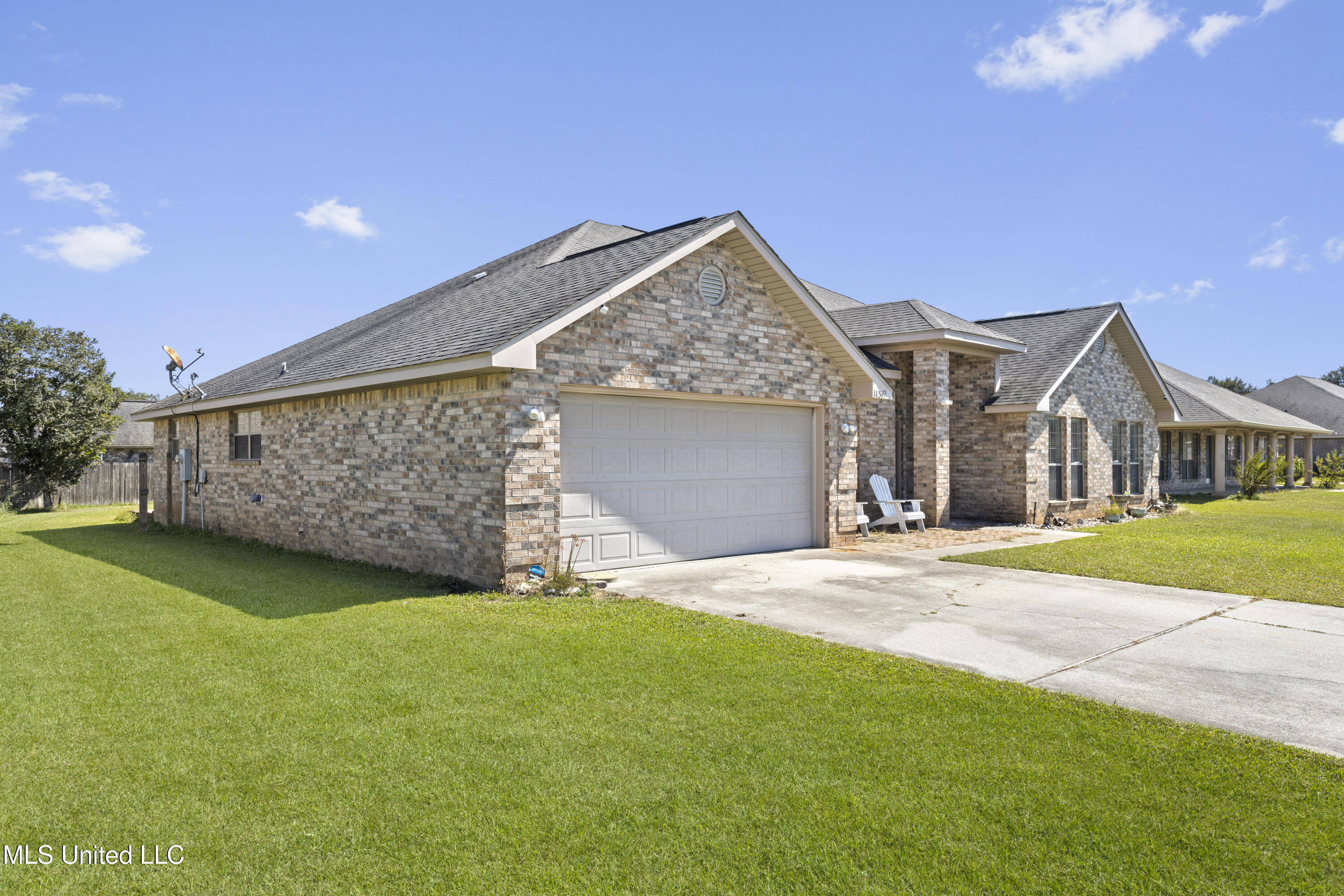 11319 Camelot Estates Drive Property Photo 2