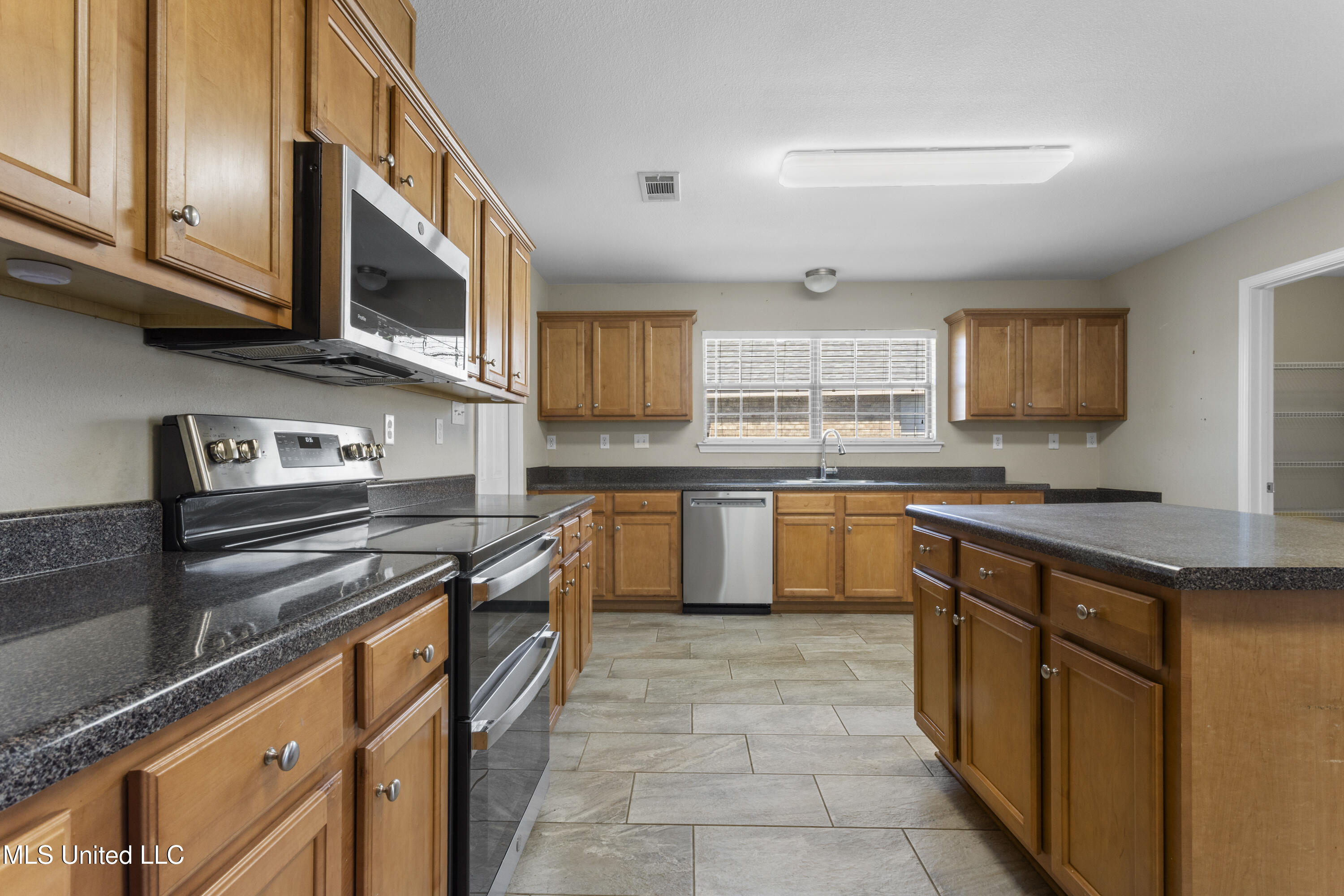 11319 Camelot Estates Drive Property Photo 3