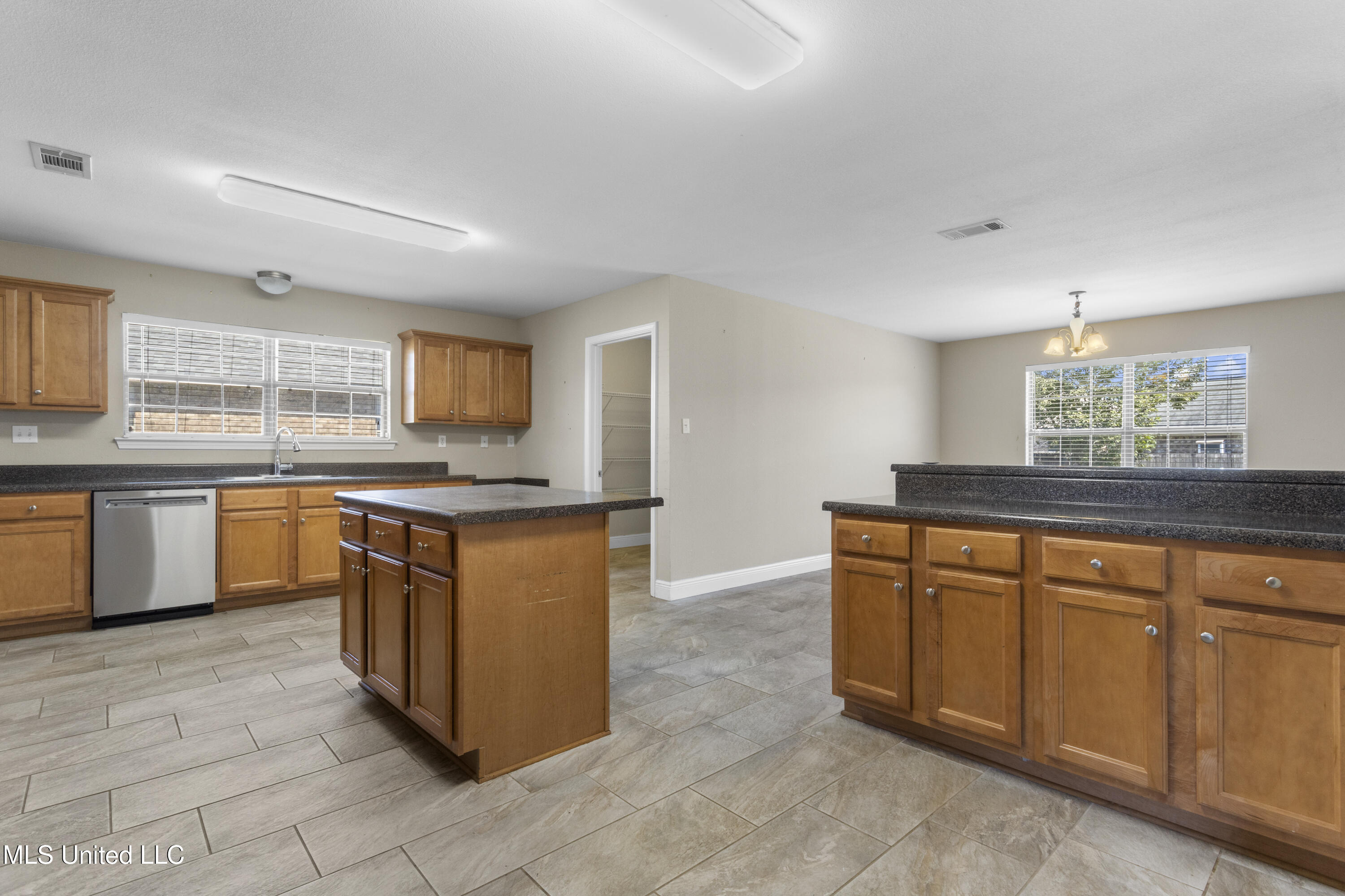 11319 Camelot Estates Drive Property Photo 4