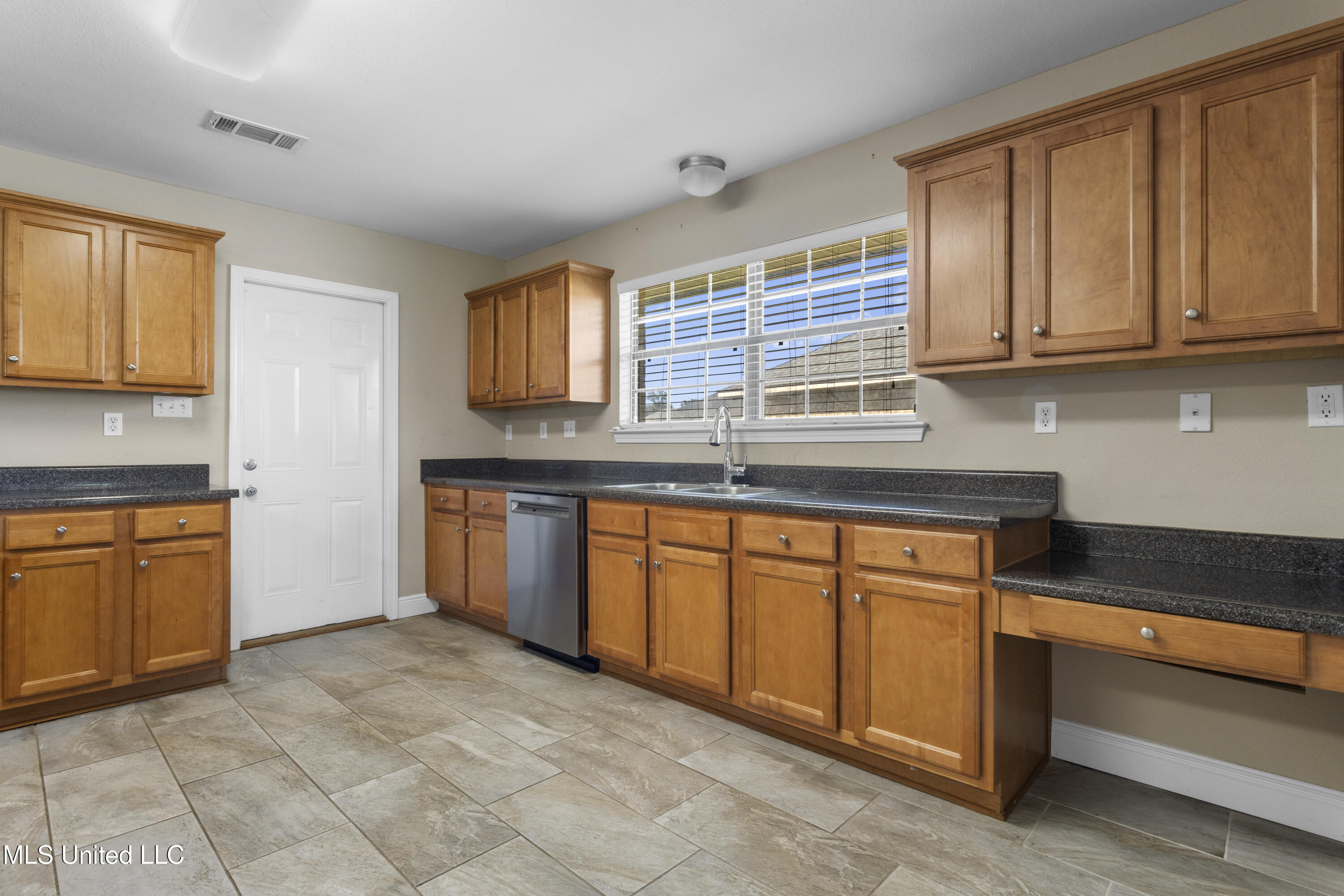 11319 Camelot Estates Drive Property Photo 5