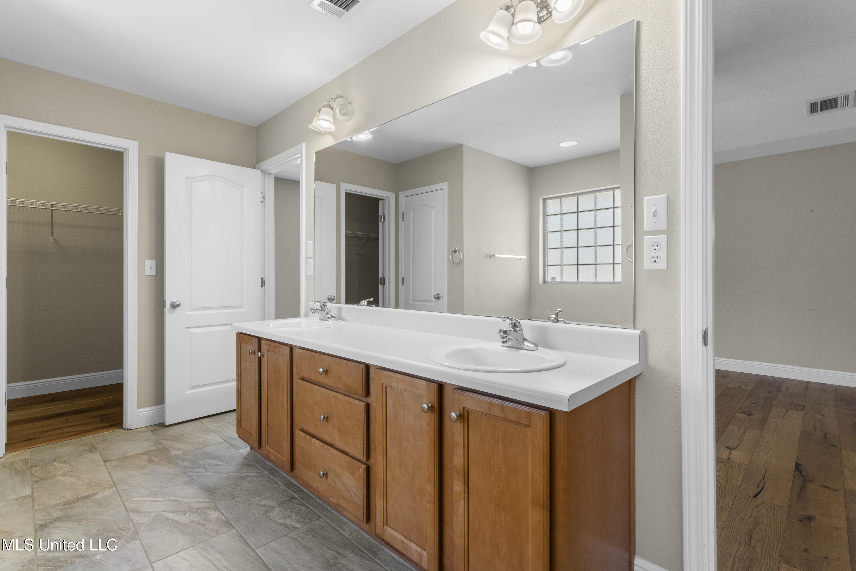 11319 Camelot Estates Drive Property Photo 26