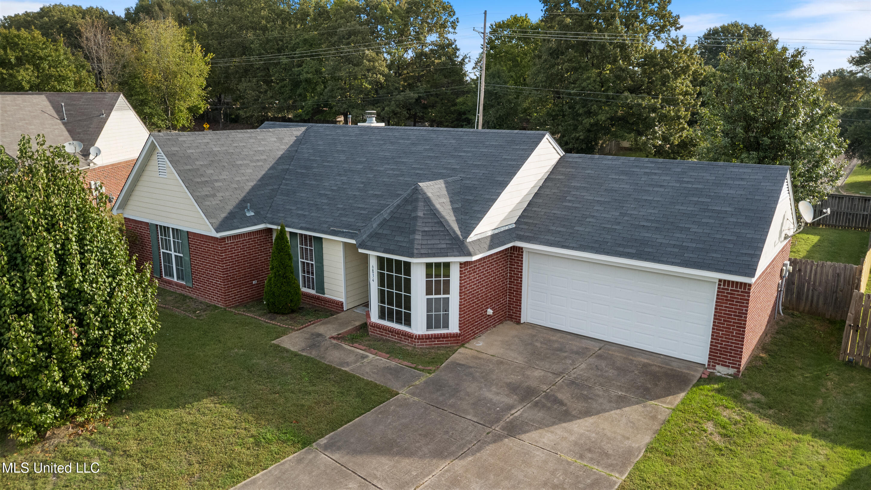 6834 Hunters Crossing Property Photo 1