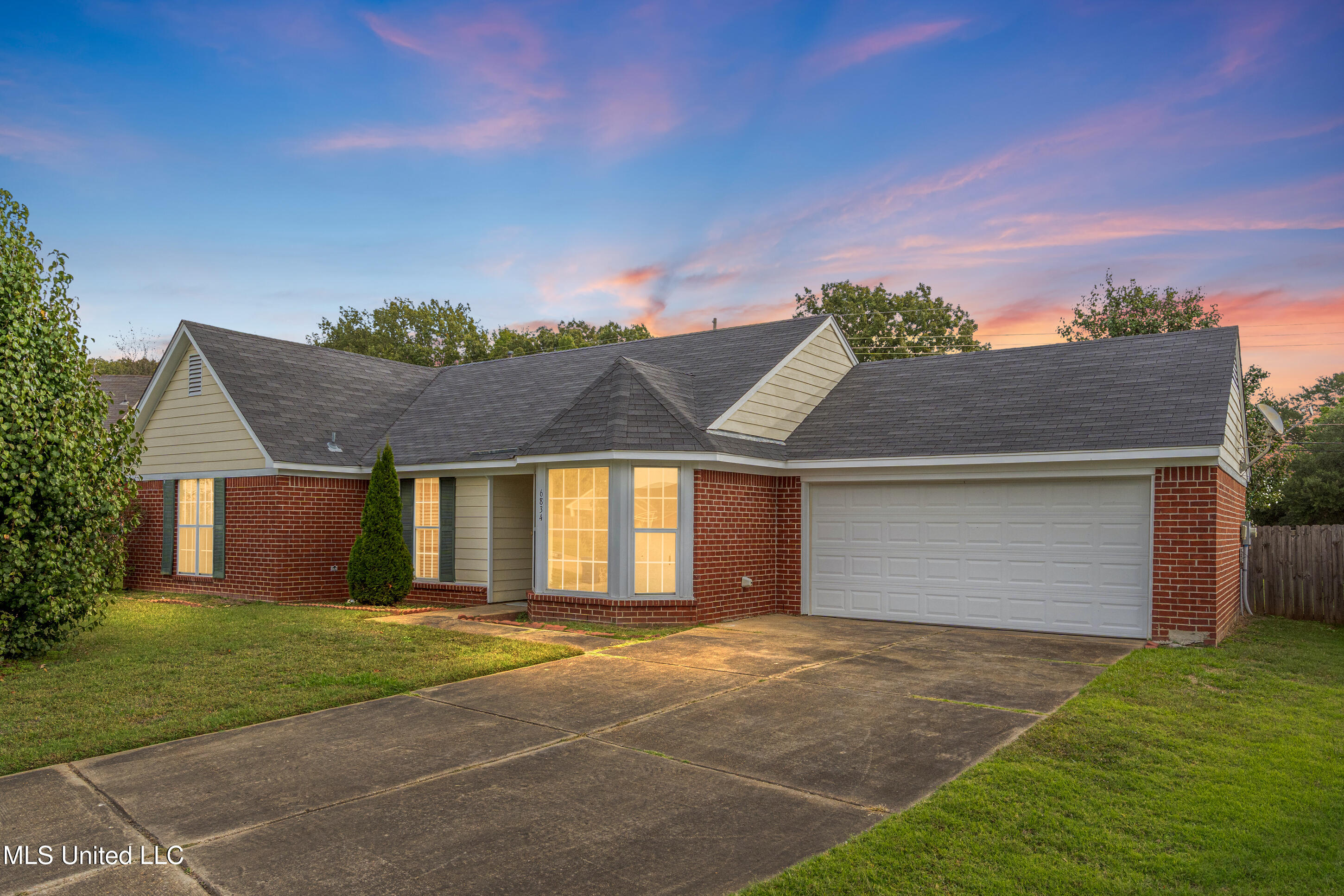 6834 Hunters Crossing Property Photo 3