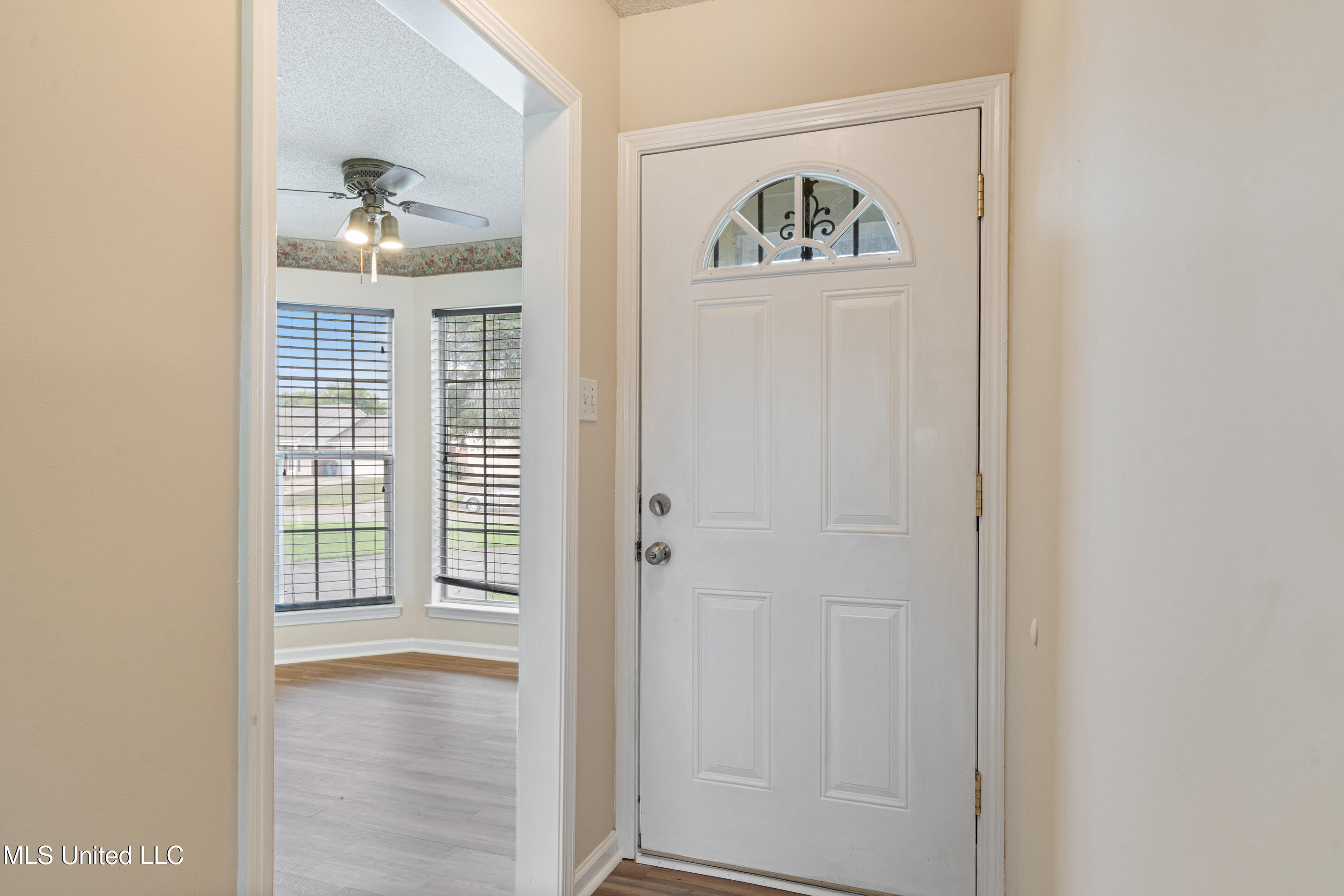 6834 Hunters Crossing Property Photo 4