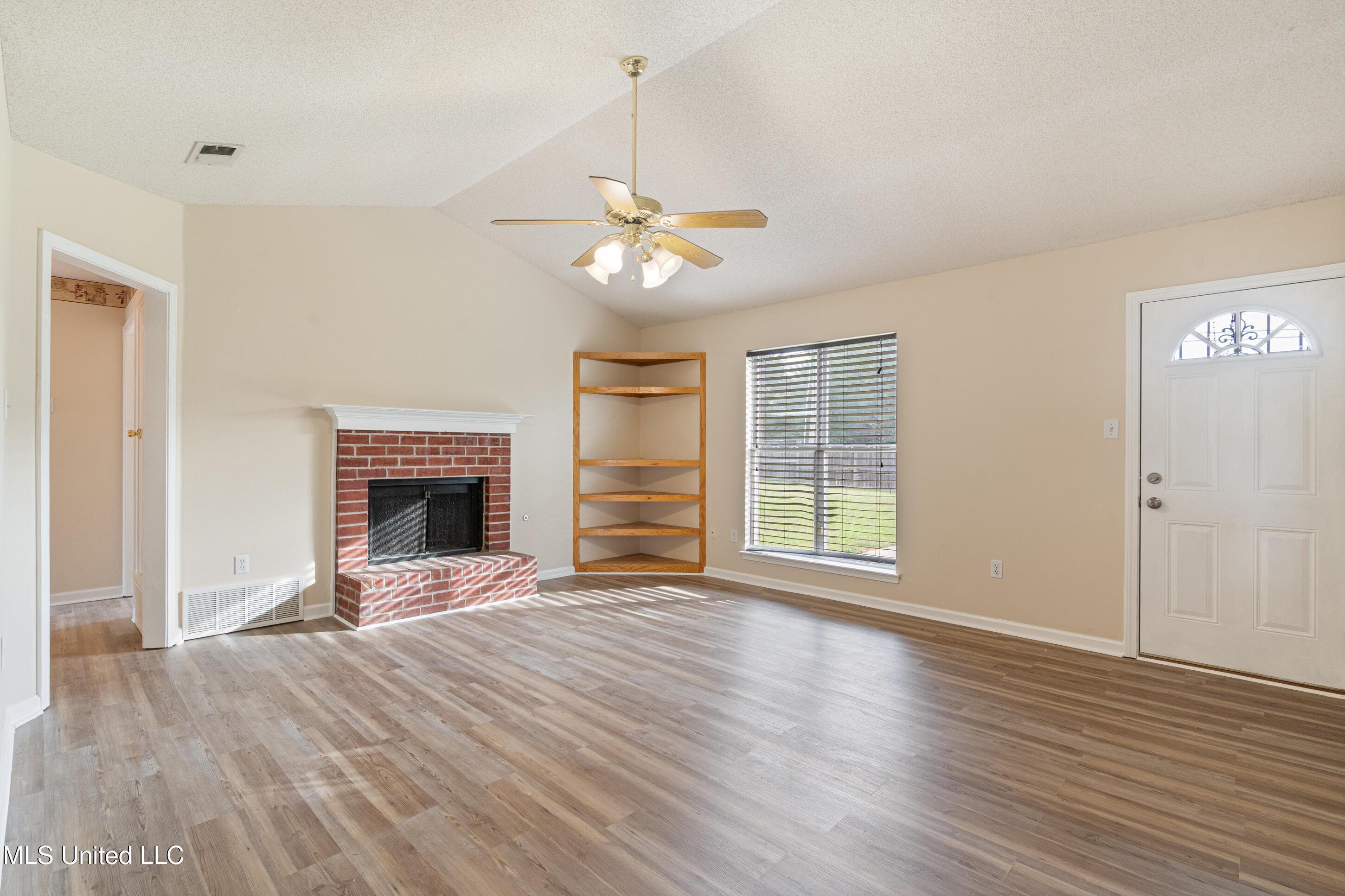 6834 Hunters Crossing Property Photo 5