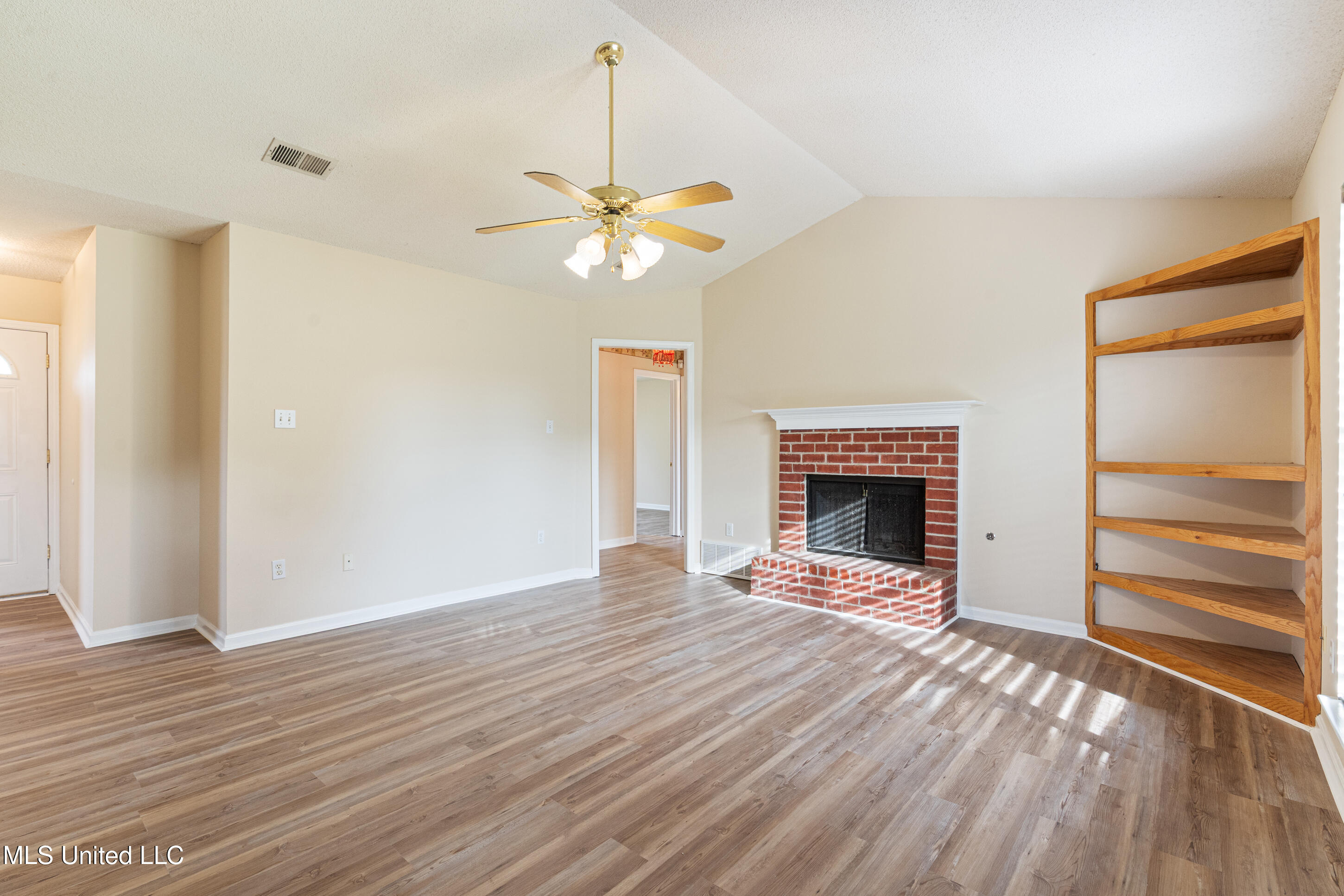 6834 Hunters Crossing Property Photo 6