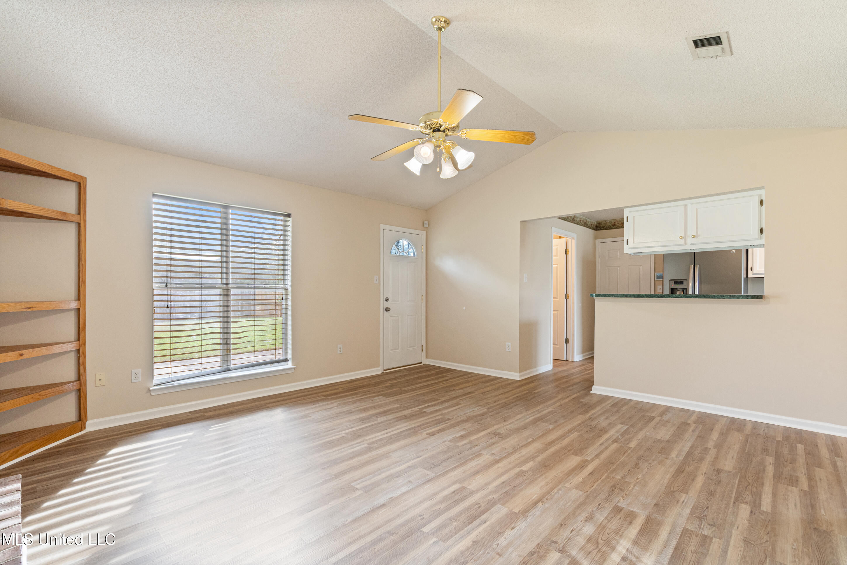 6834 Hunters Crossing Property Photo 7