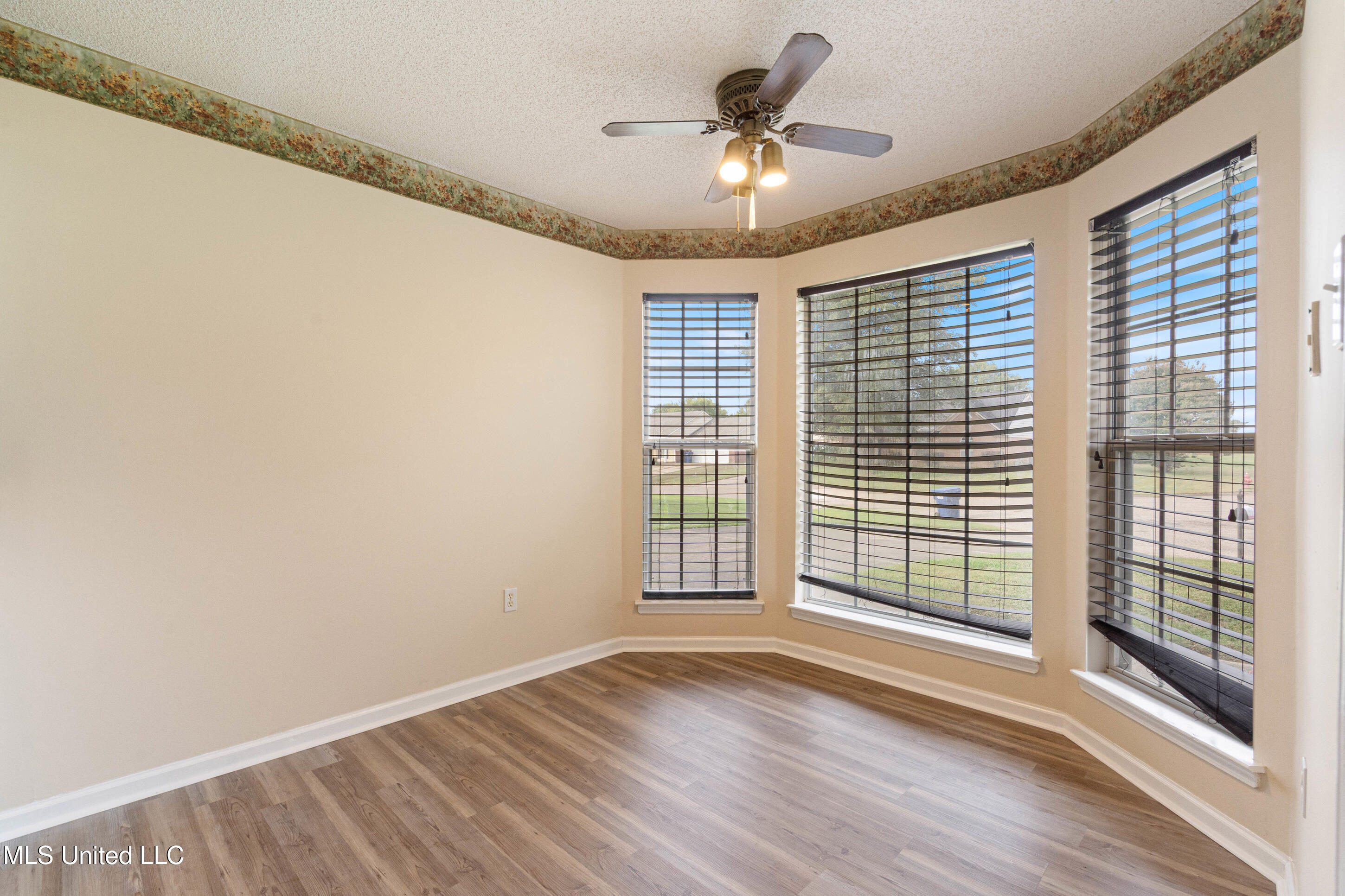 6834 Hunters Crossing Property Photo 8