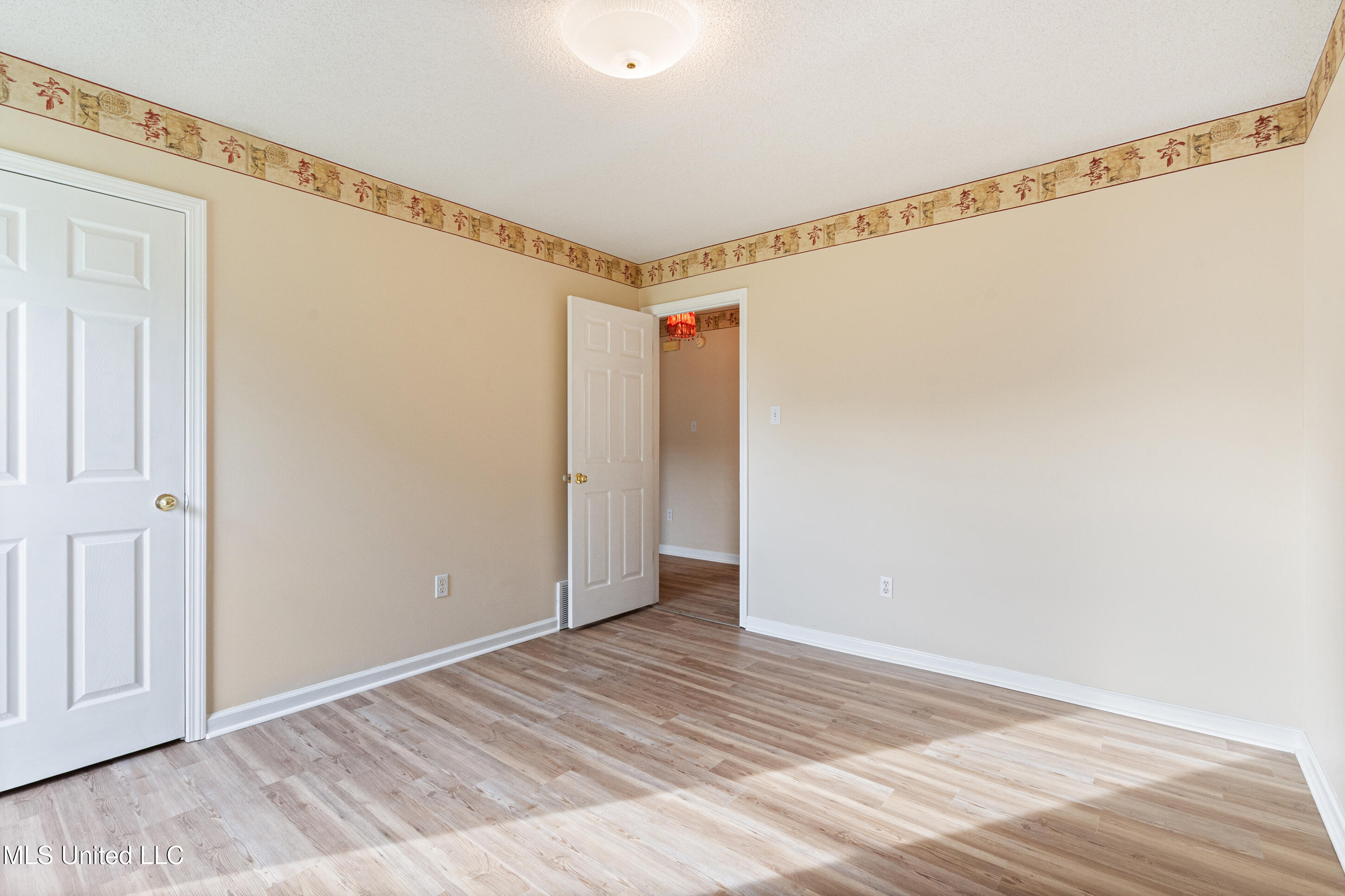 6834 Hunters Crossing Property Photo 15