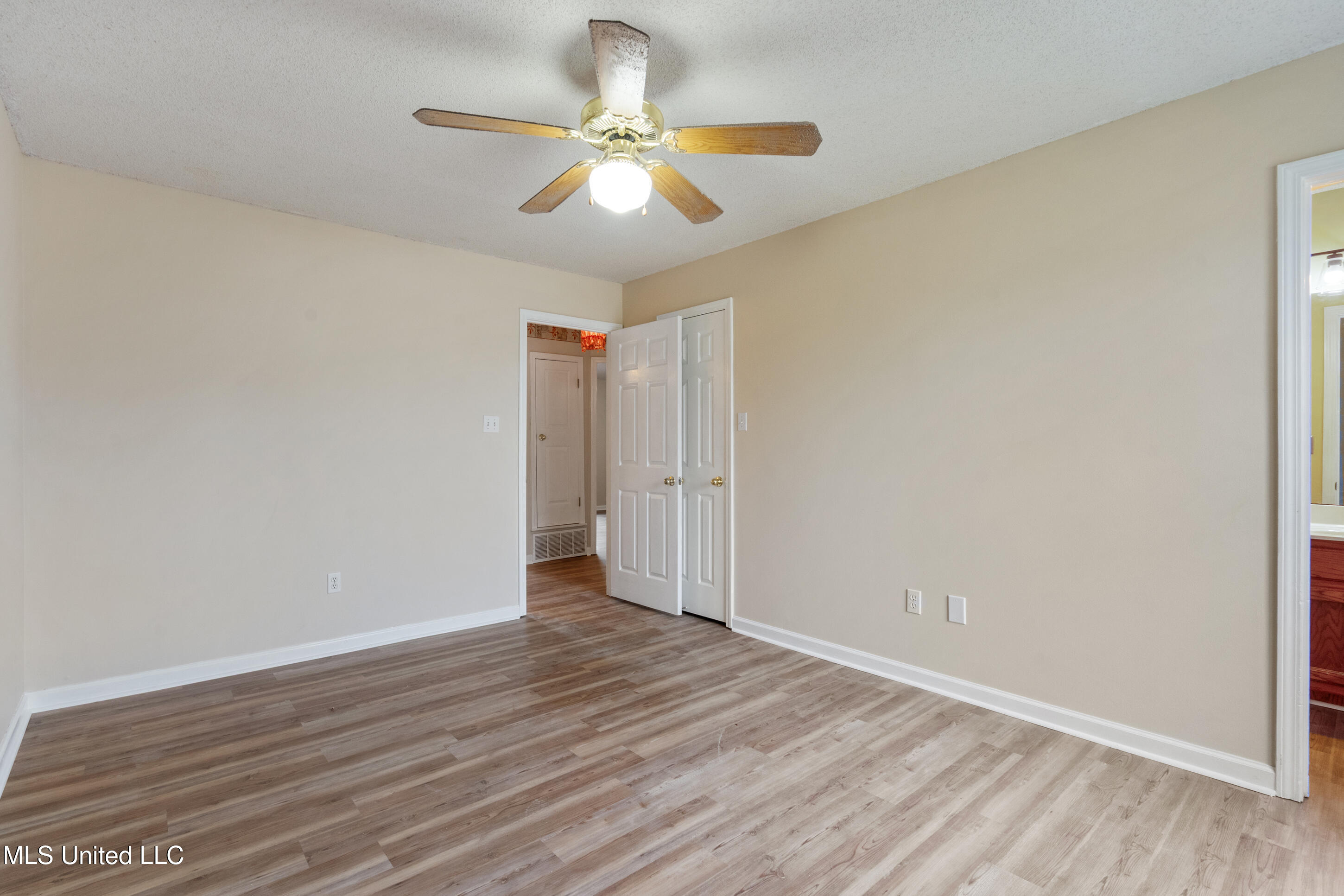 6834 Hunters Crossing Property Photo 18