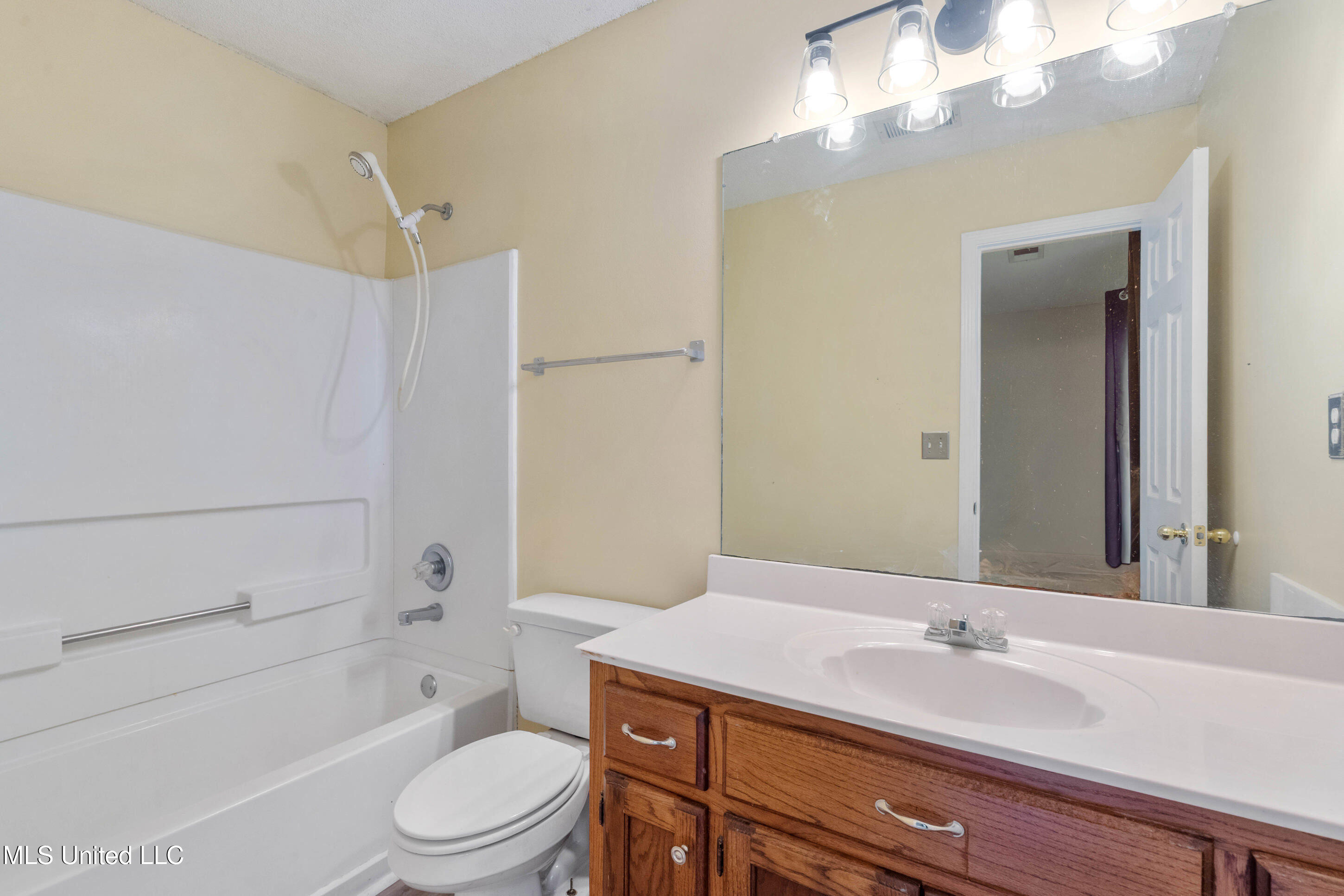 6834 Hunters Crossing Property Photo 19