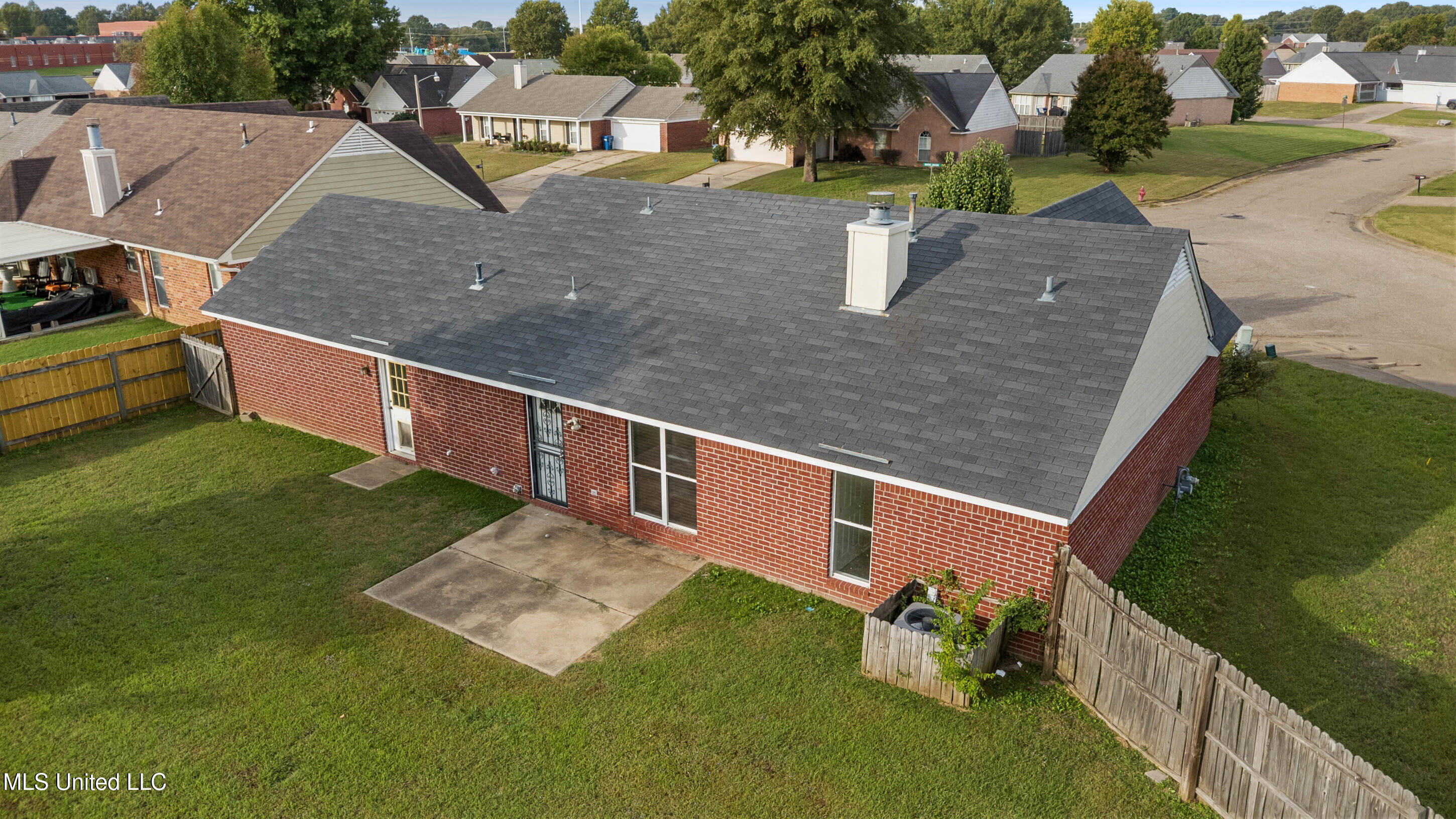 6834 Hunters Crossing Property Photo 29