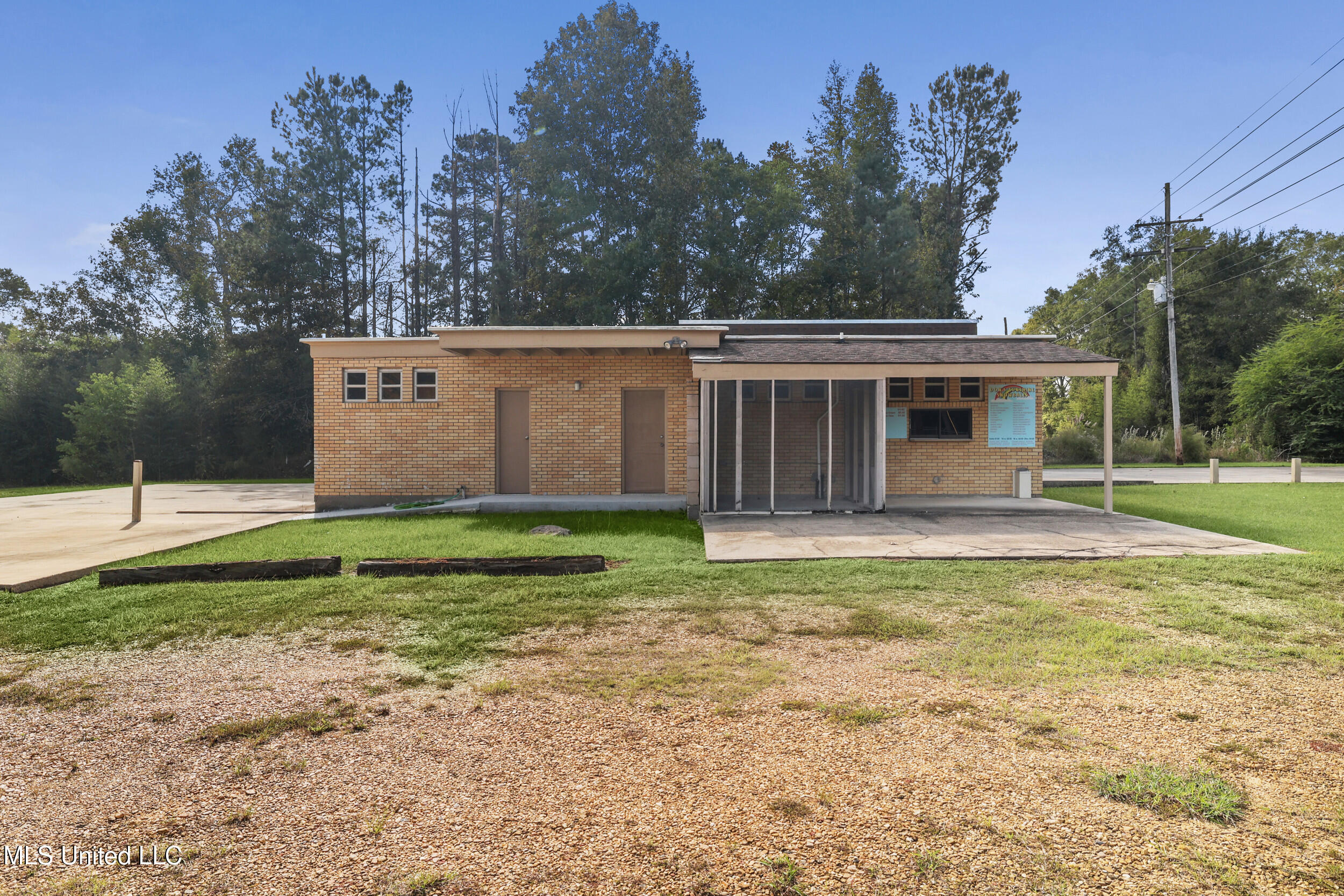 1350 N Clark Avenue Property Photo 2