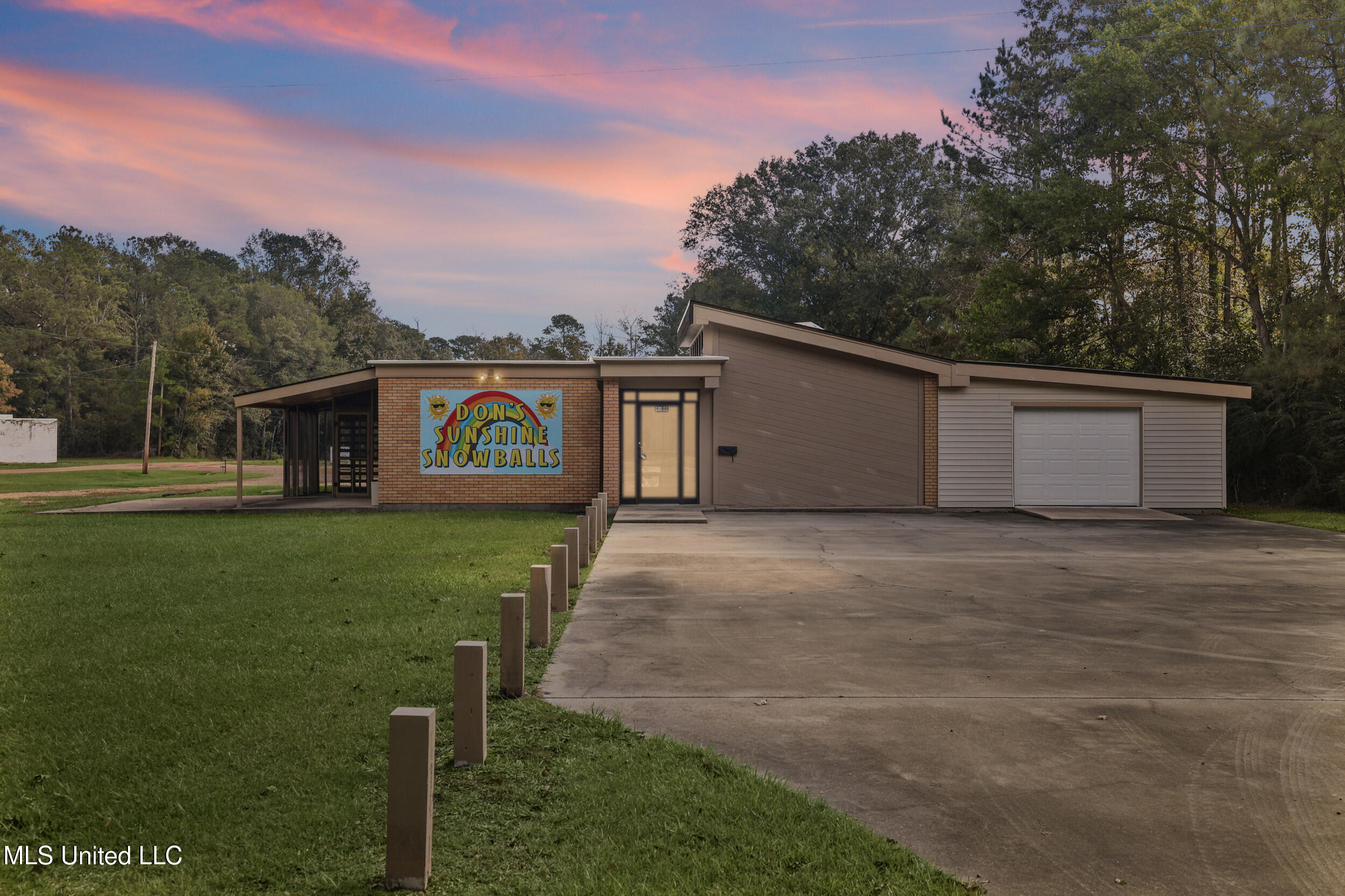 1350 N Clark Avenue Property Photo 3