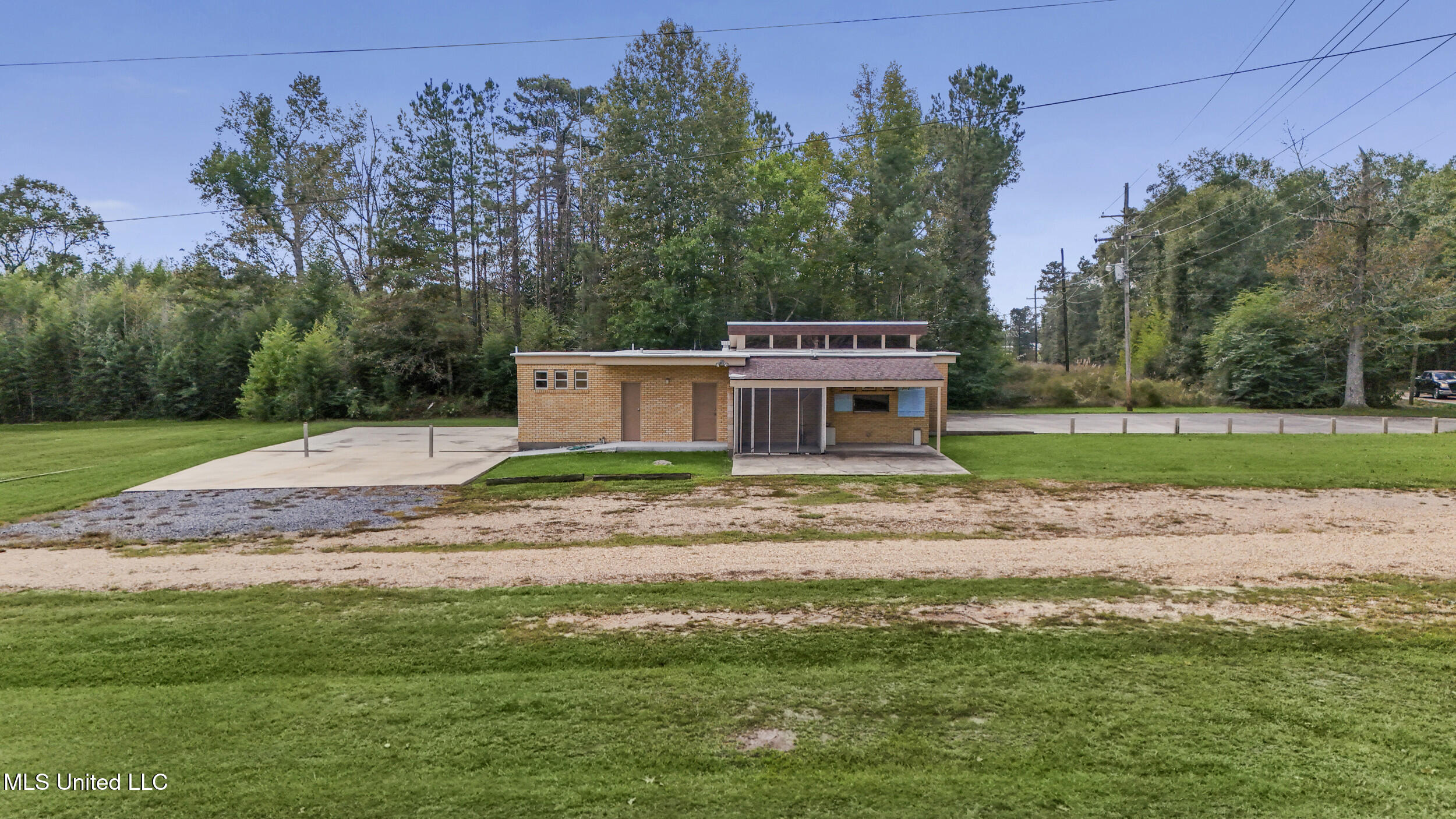 1350 N Clark Avenue Property Photo 4