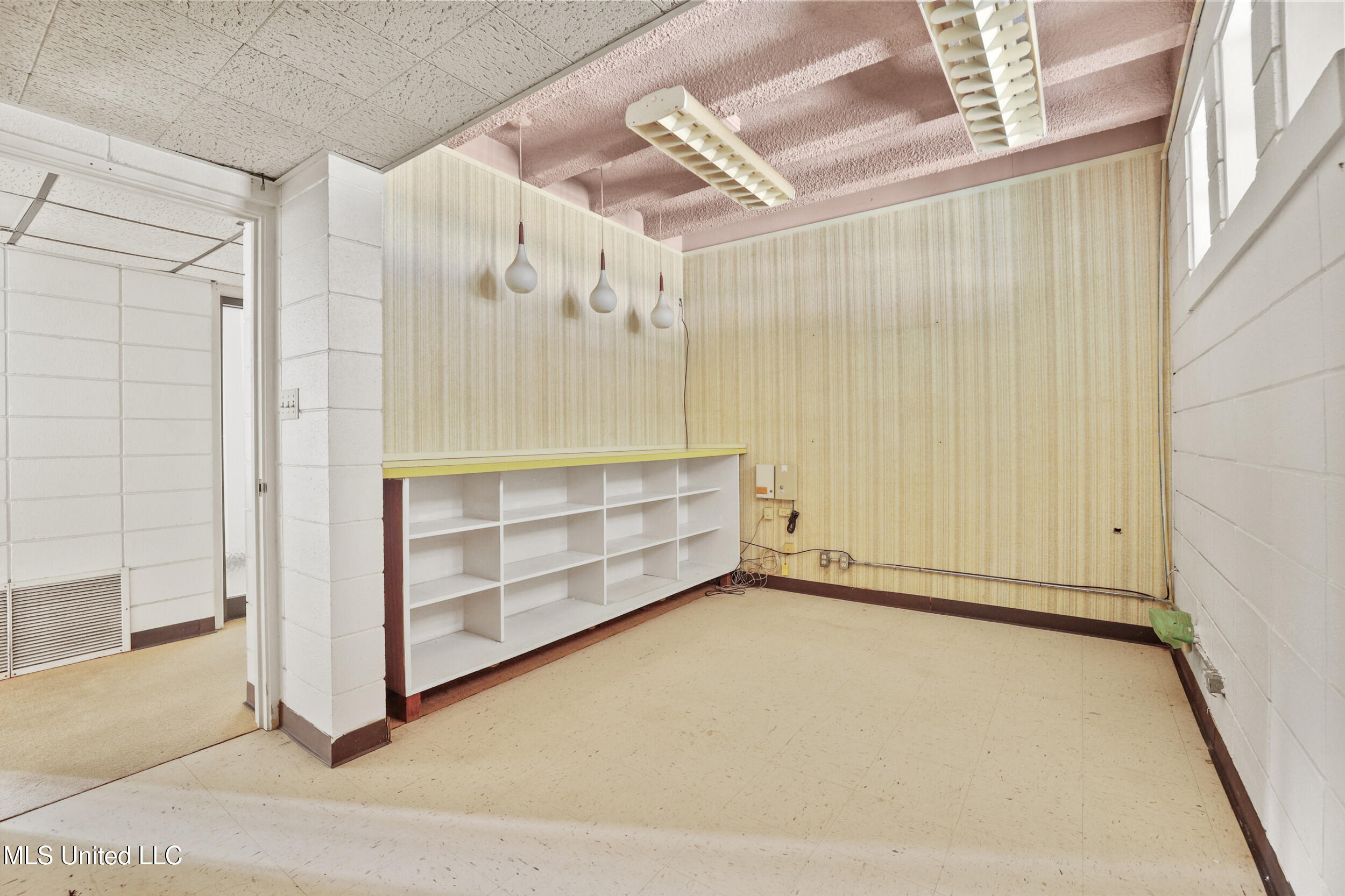 1350 N Clark Avenue Property Photo 18