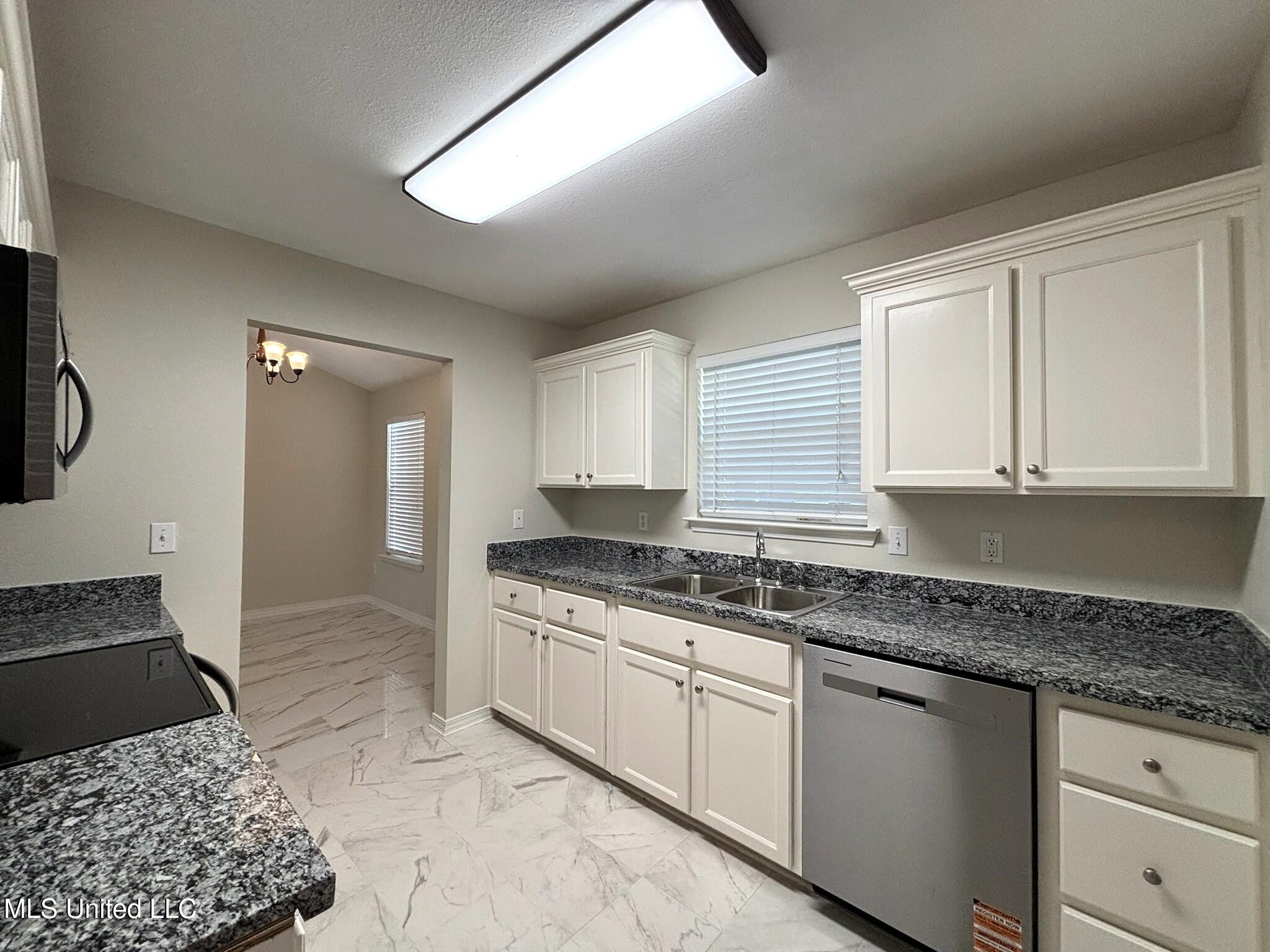 13111 Andy Drive Property Photo 3