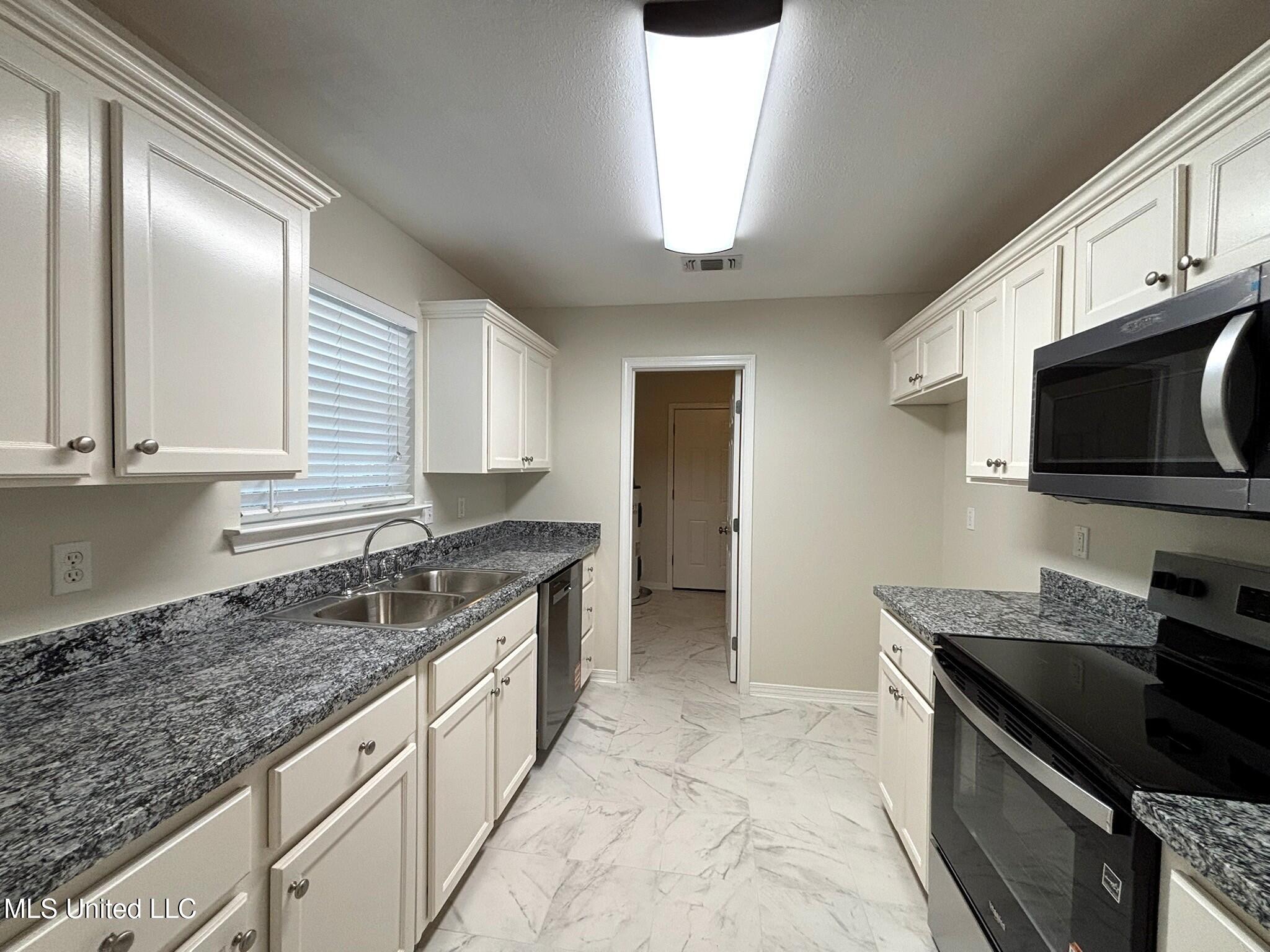 13111 Andy Drive Property Photo 4