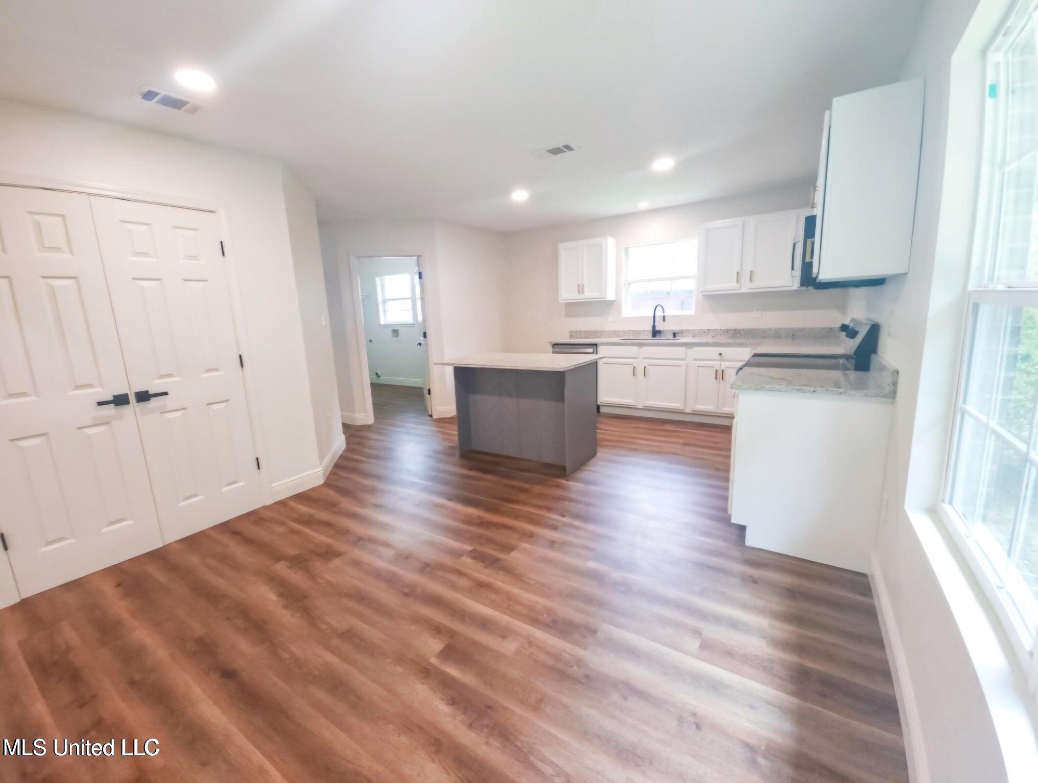 3412 Hermitage Court Property Photo 9