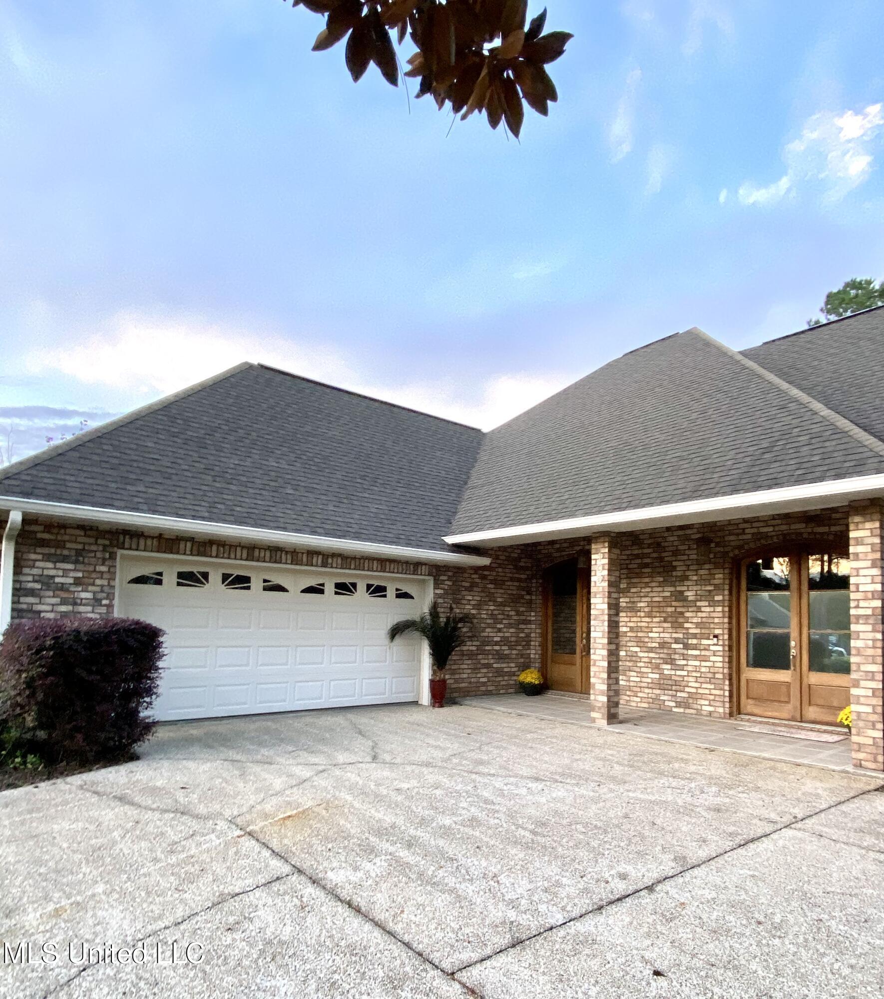 105 Fox Pen Drive Property Photo 3