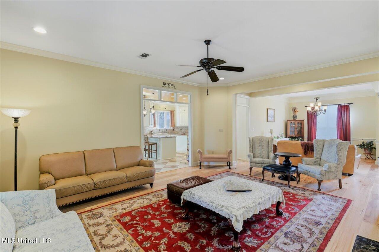 202 Esplanade Drive Property Photo 8