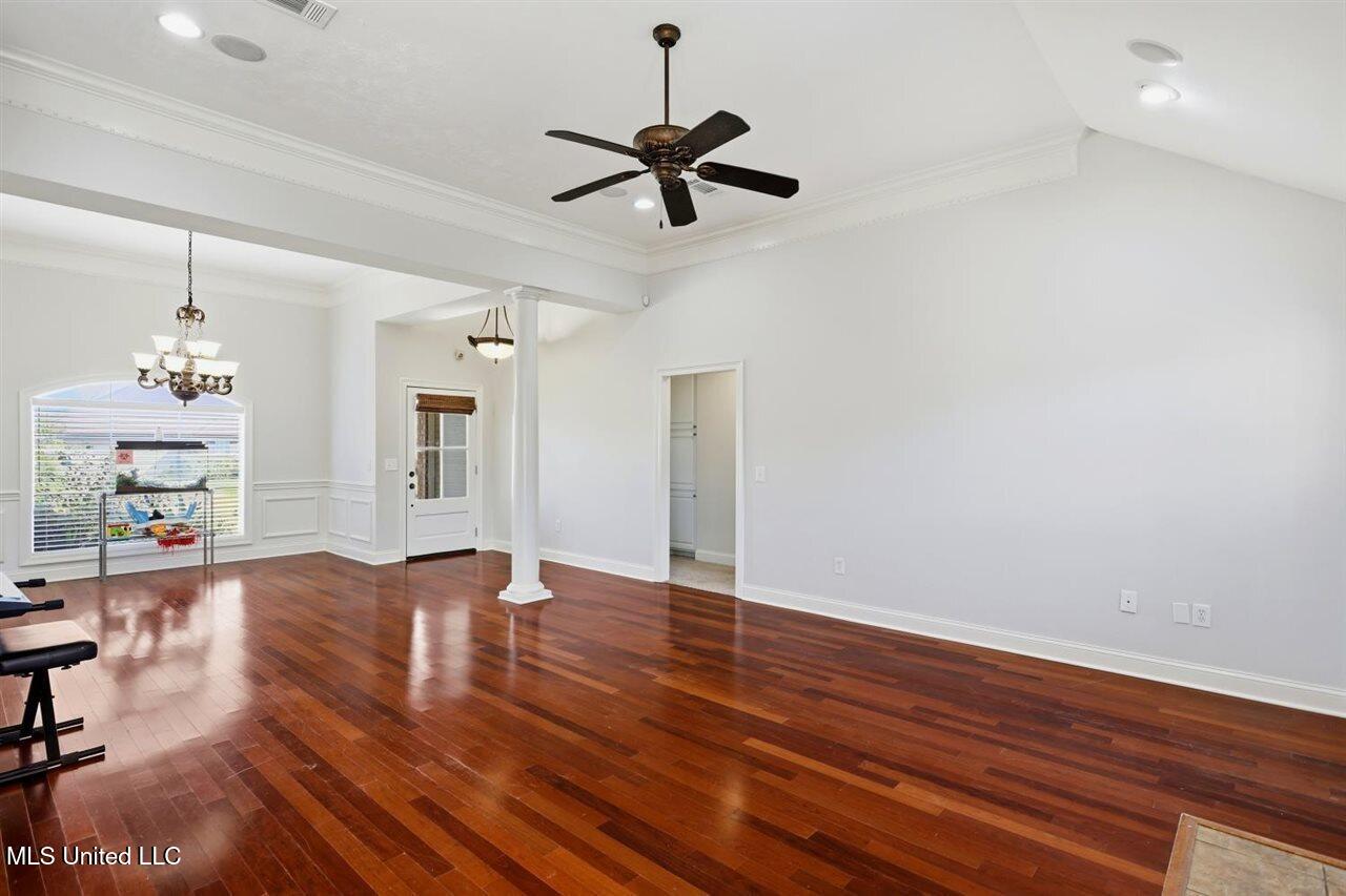 353 Kings Ridge Circle Property Photo 6