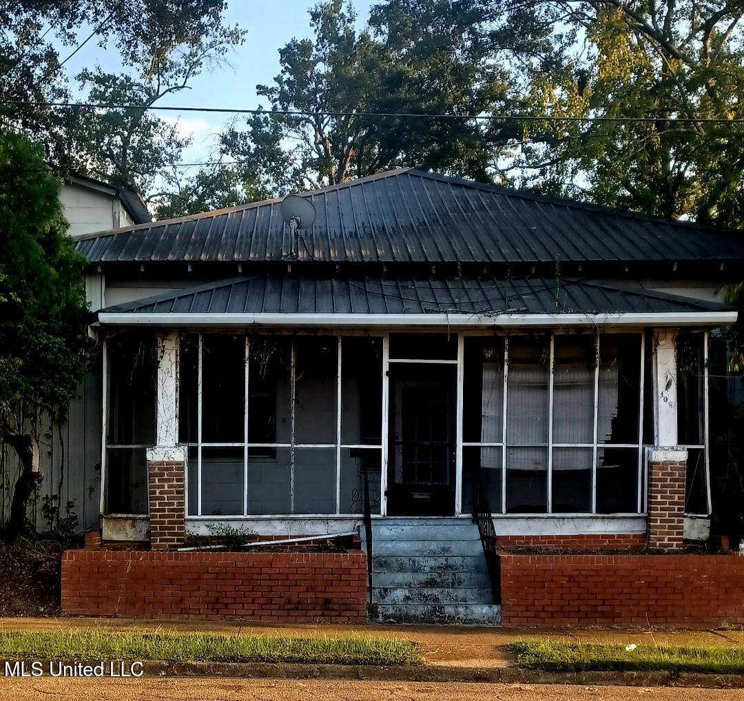 108 E North Street Property Photo 1