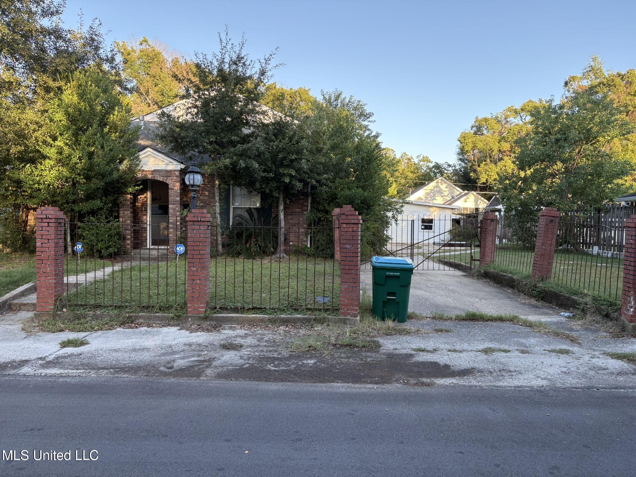 2308 East Avenue Property Photo 1