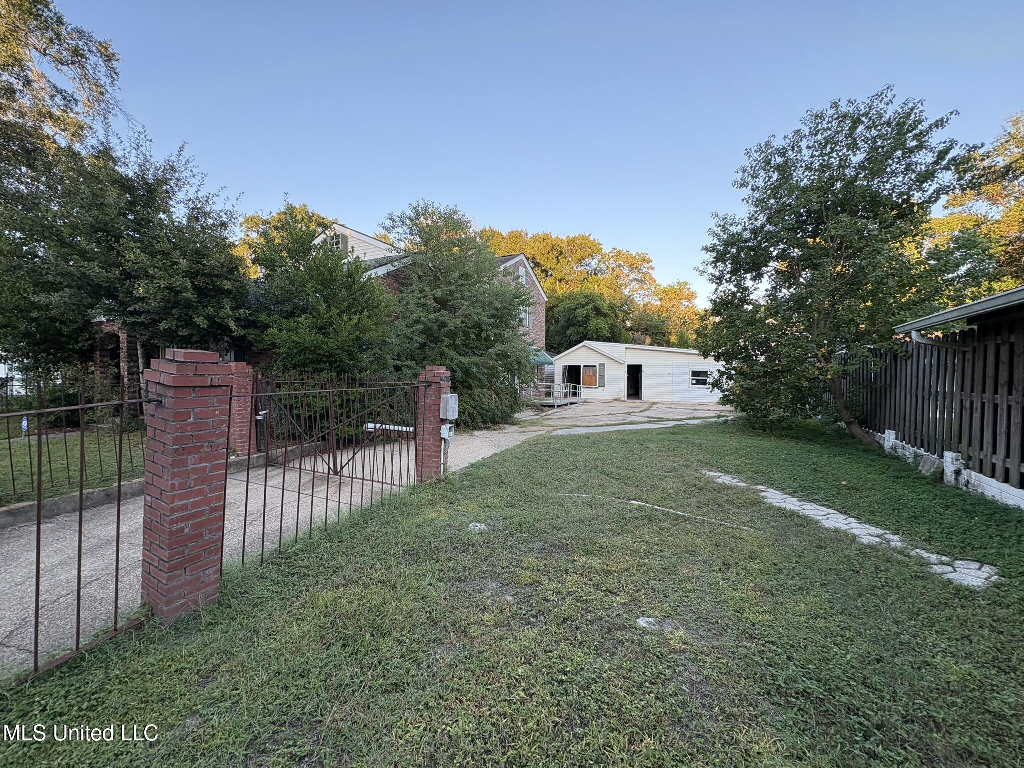 2308 East Avenue Property Photo 3