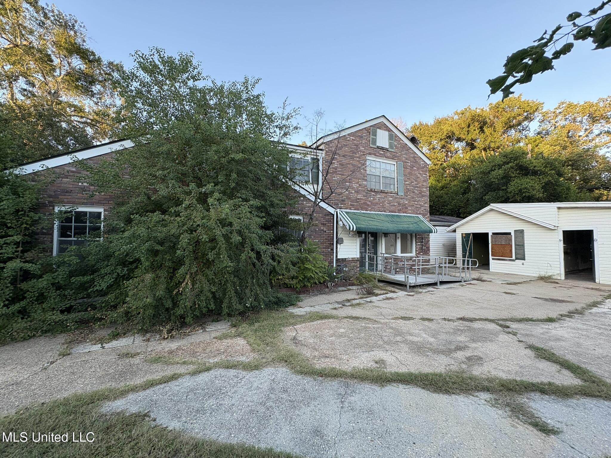 2308 East Avenue Property Photo 4