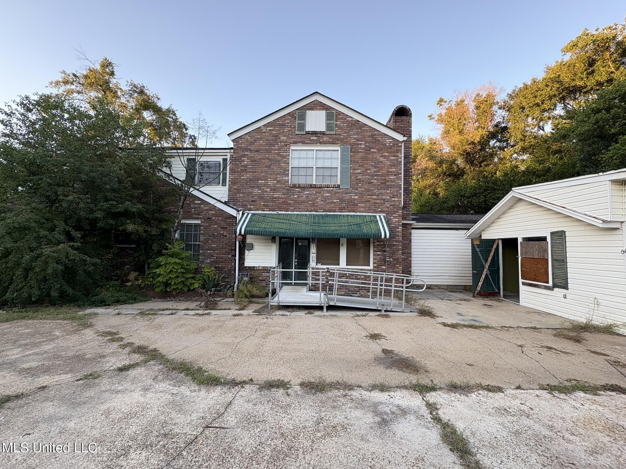 2308 East Avenue Property Photo 5