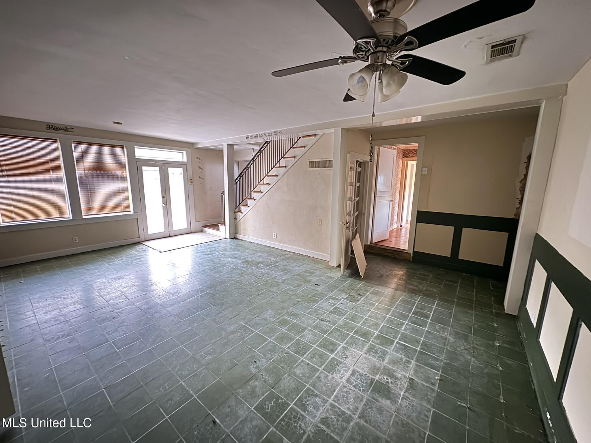 2308 East Avenue Property Photo 9