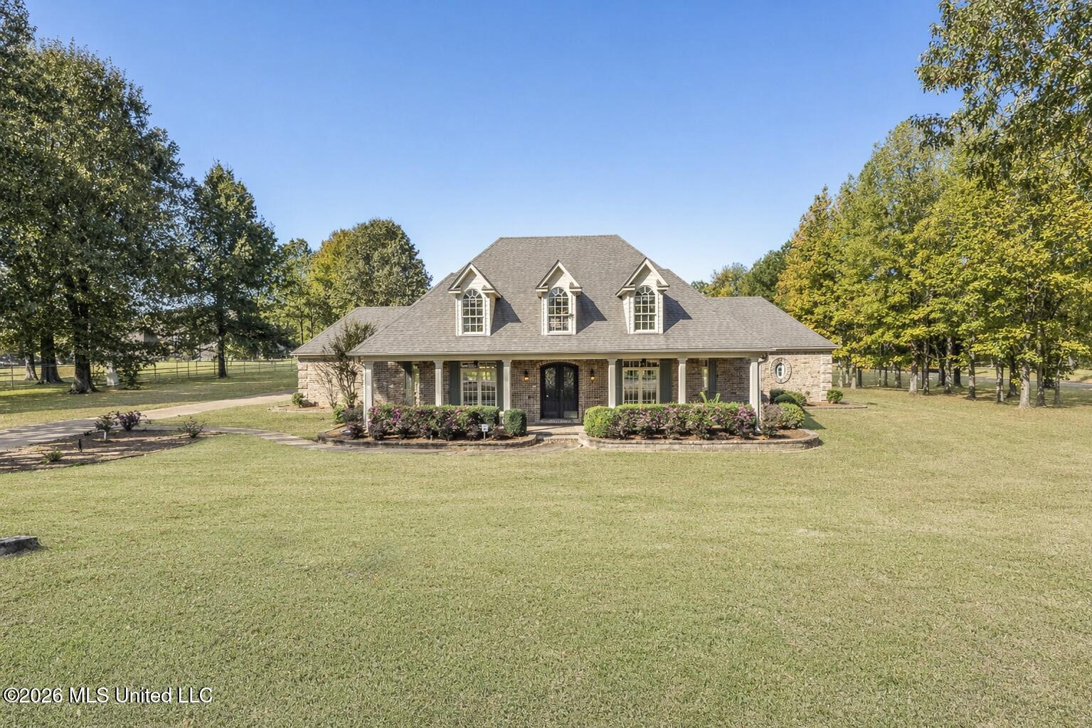 20 Surrey Loop Property Photo 1