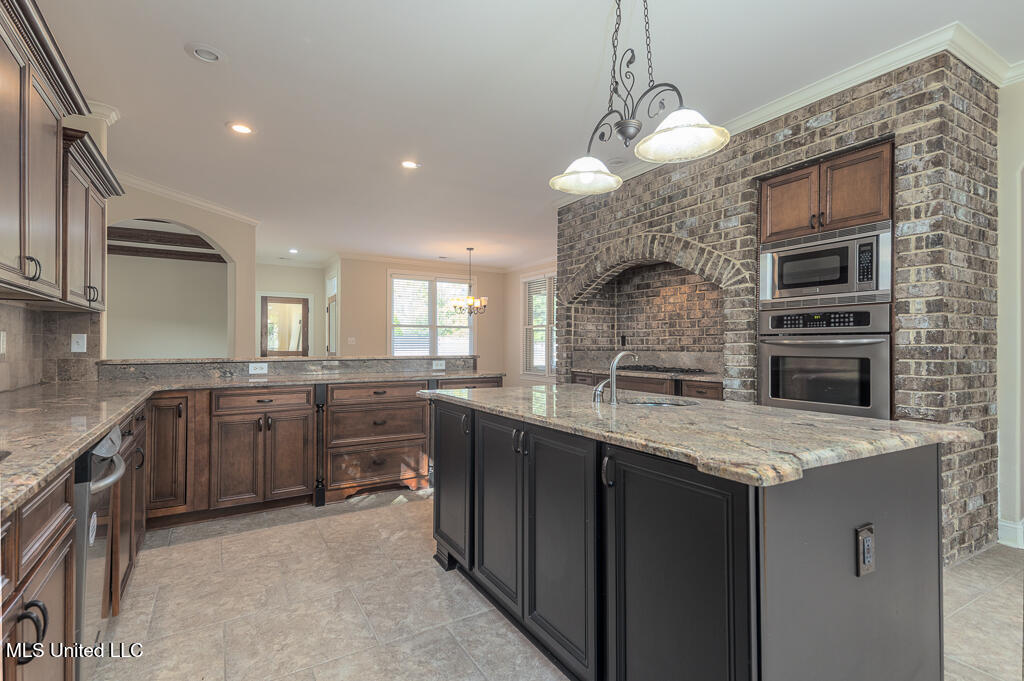 20 Surrey Loop Property Photo 2