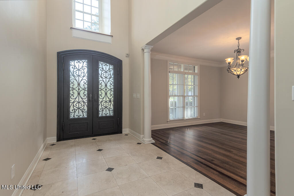 20 Surrey Loop Property Photo 8