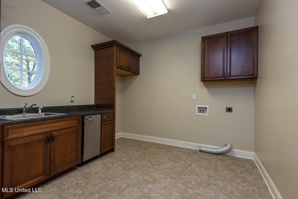 20 Surrey Loop Property Photo 15
