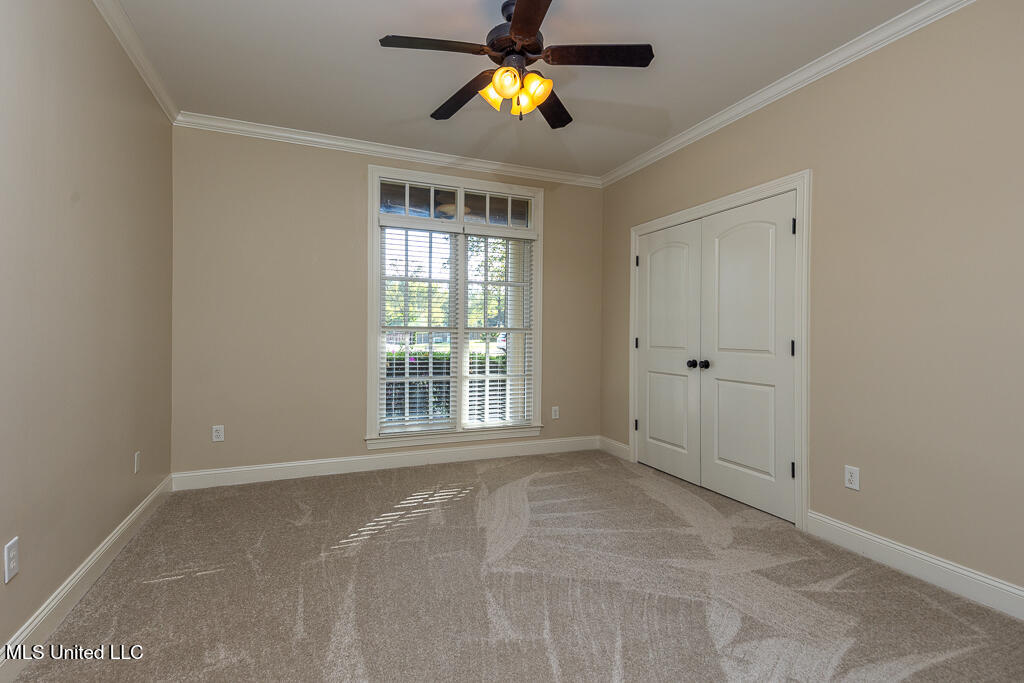 20 Surrey Loop Property Photo 17