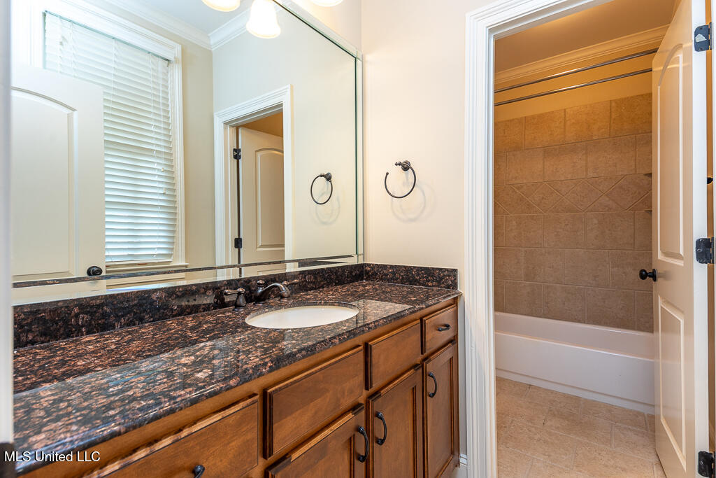 20 Surrey Loop Property Photo 18